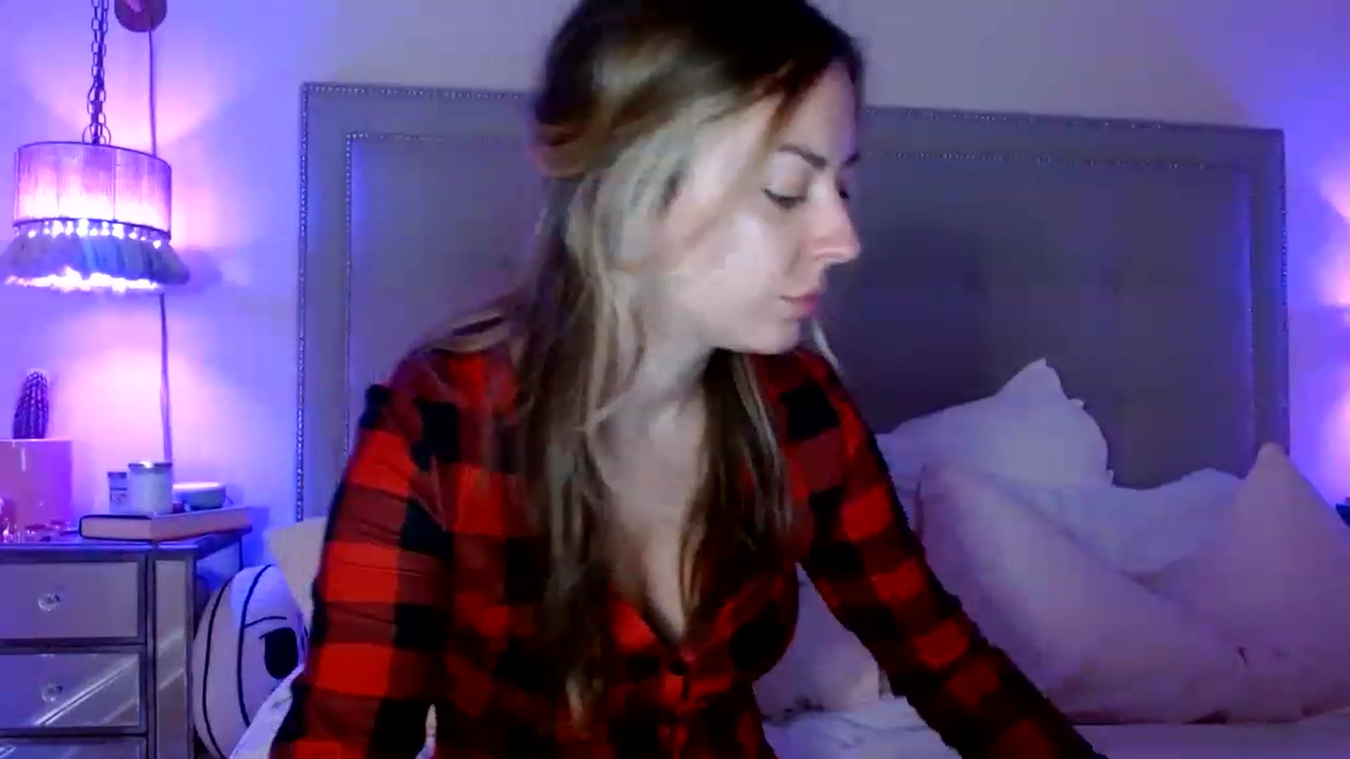 Gallery image thumbnail from DaniSendNudes's myfreecams stream on, 12/19/2022, 03:46 image 17 of 20