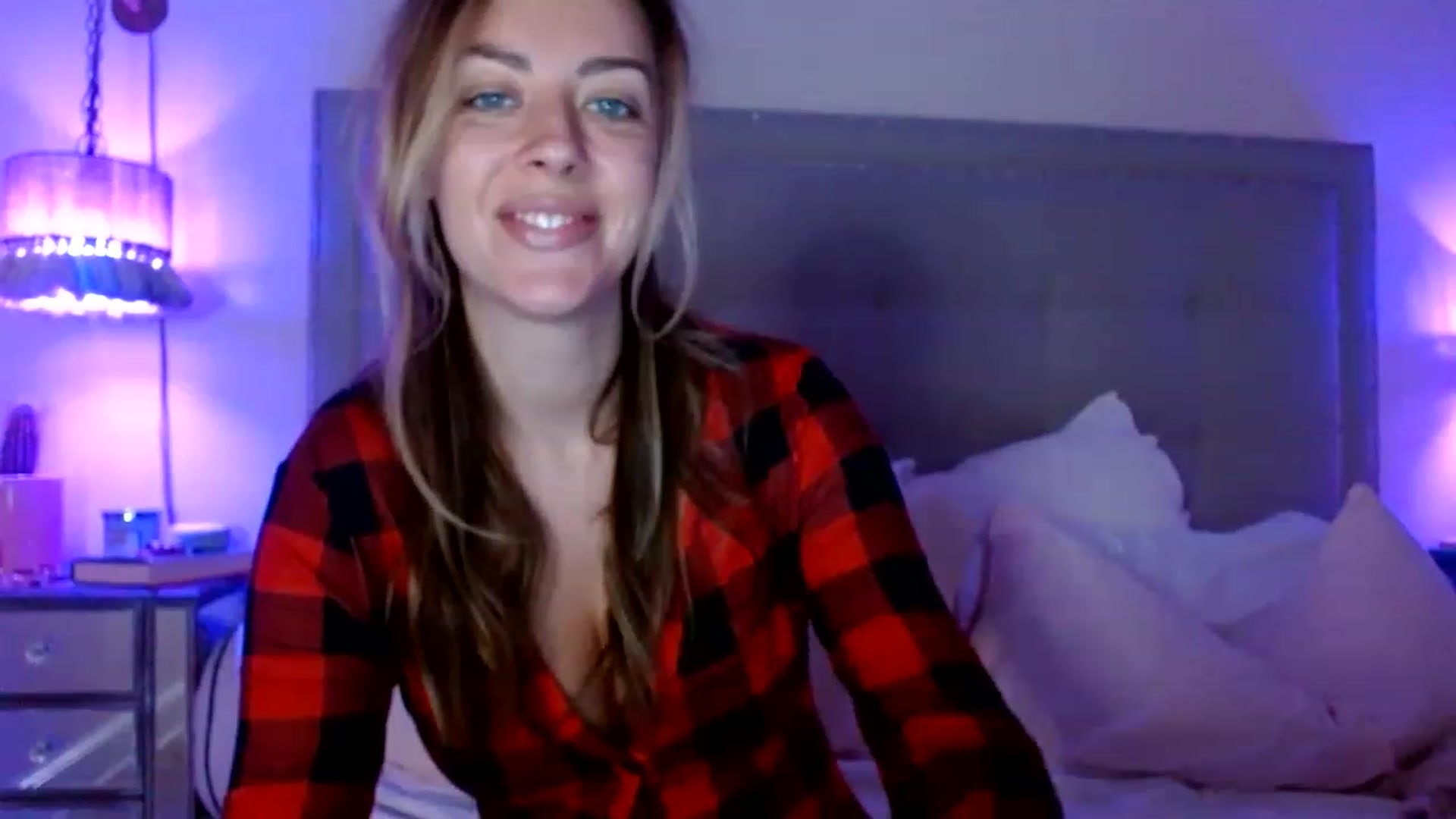 Gallery image thumbnail from DaniSendNudes's myfreecams stream on, 12/19/2022, 03:46 image 2 of 20