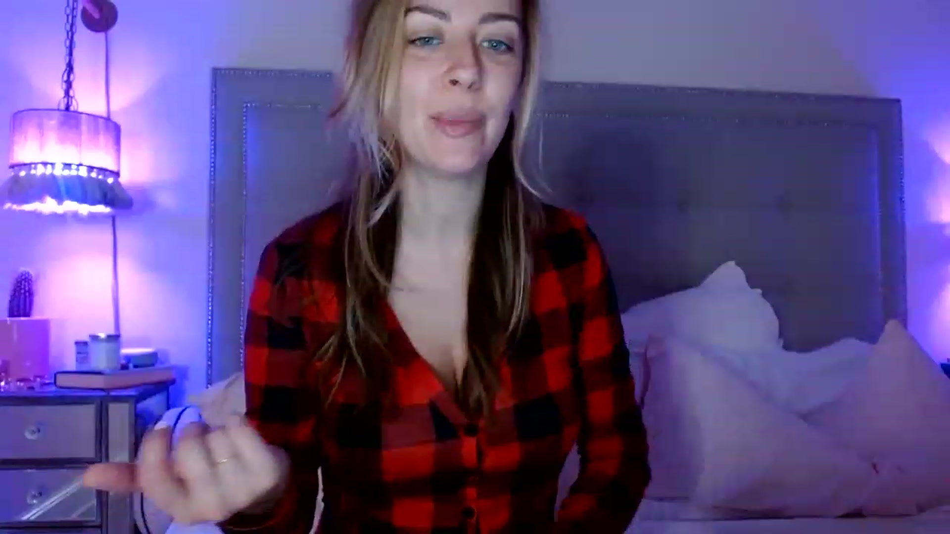 Gallery image thumbnail from DaniSendNudes's myfreecams stream on, 12/19/2022, 03:46 image 14 of 20