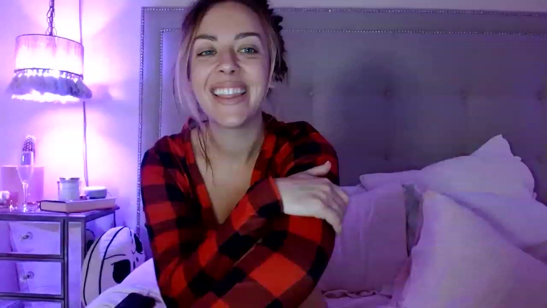 Gallery image thumbnail from DaniSendNudes's myfreecams stream on, 12/19/2022, 07:55 image 1 of 20