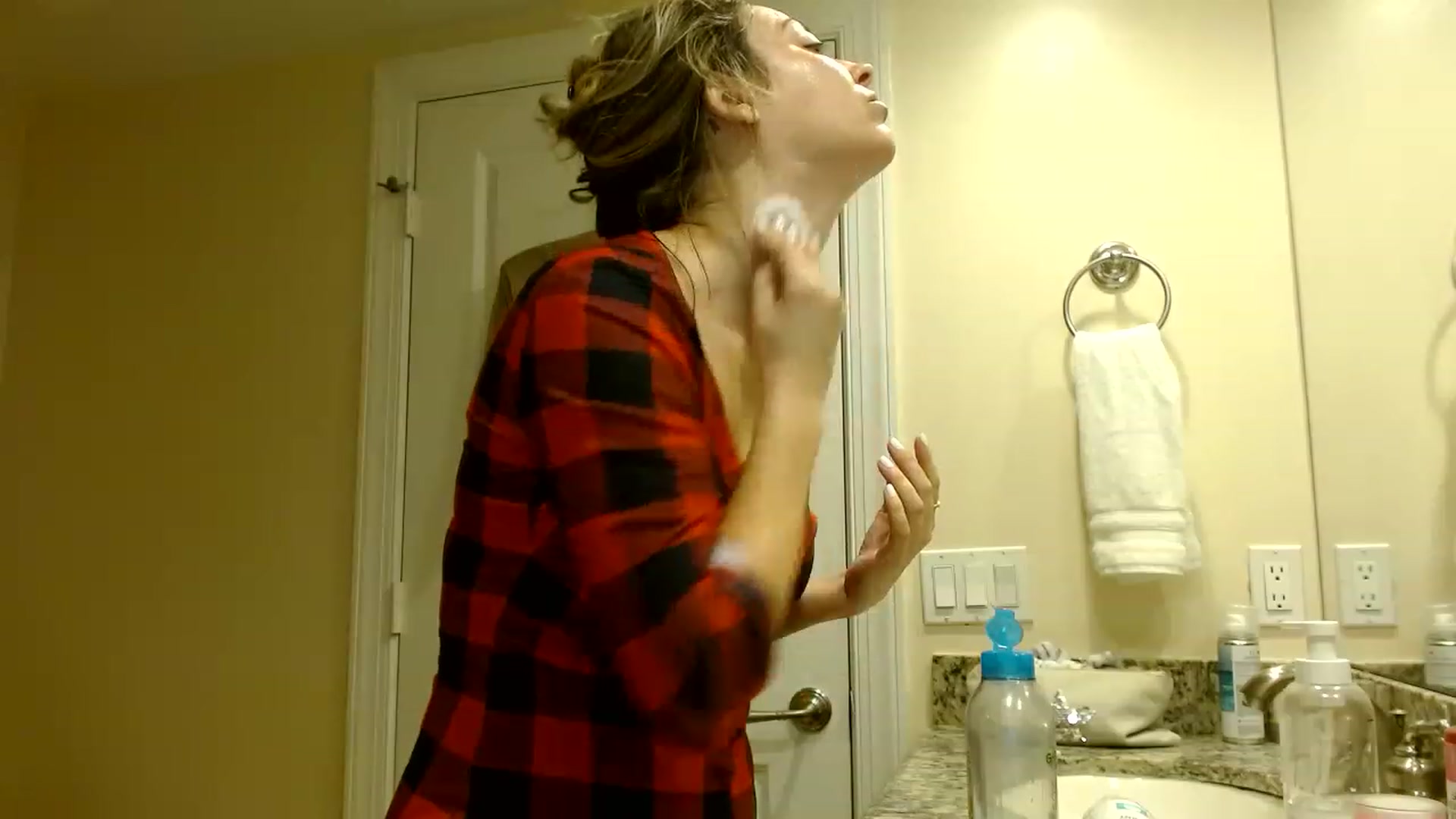 Gallery image thumbnail from DaniSendNudes's myfreecams stream on, 12/19/2022, 07:55 image 16 of 20