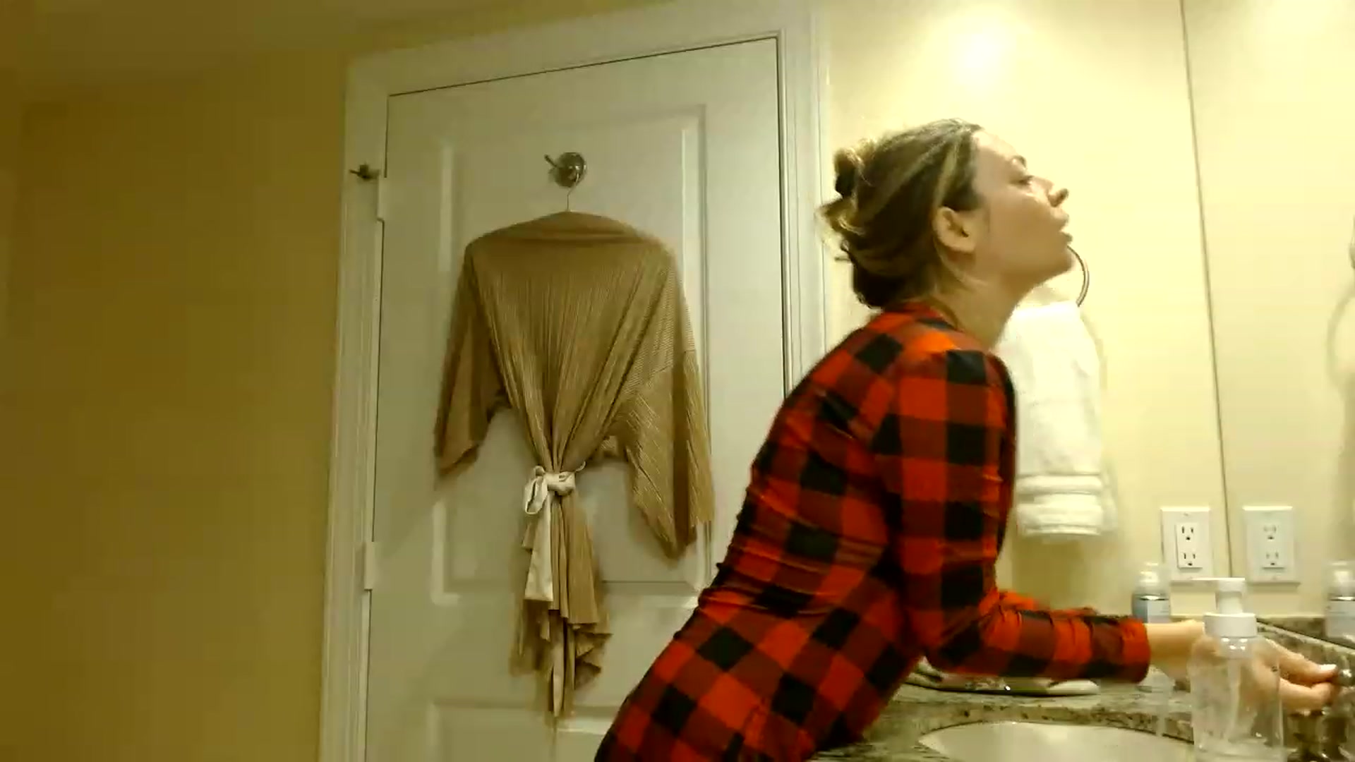 Gallery image thumbnail from DaniSendNudes's myfreecams stream on, 12/19/2022, 07:55 image 18 of 20