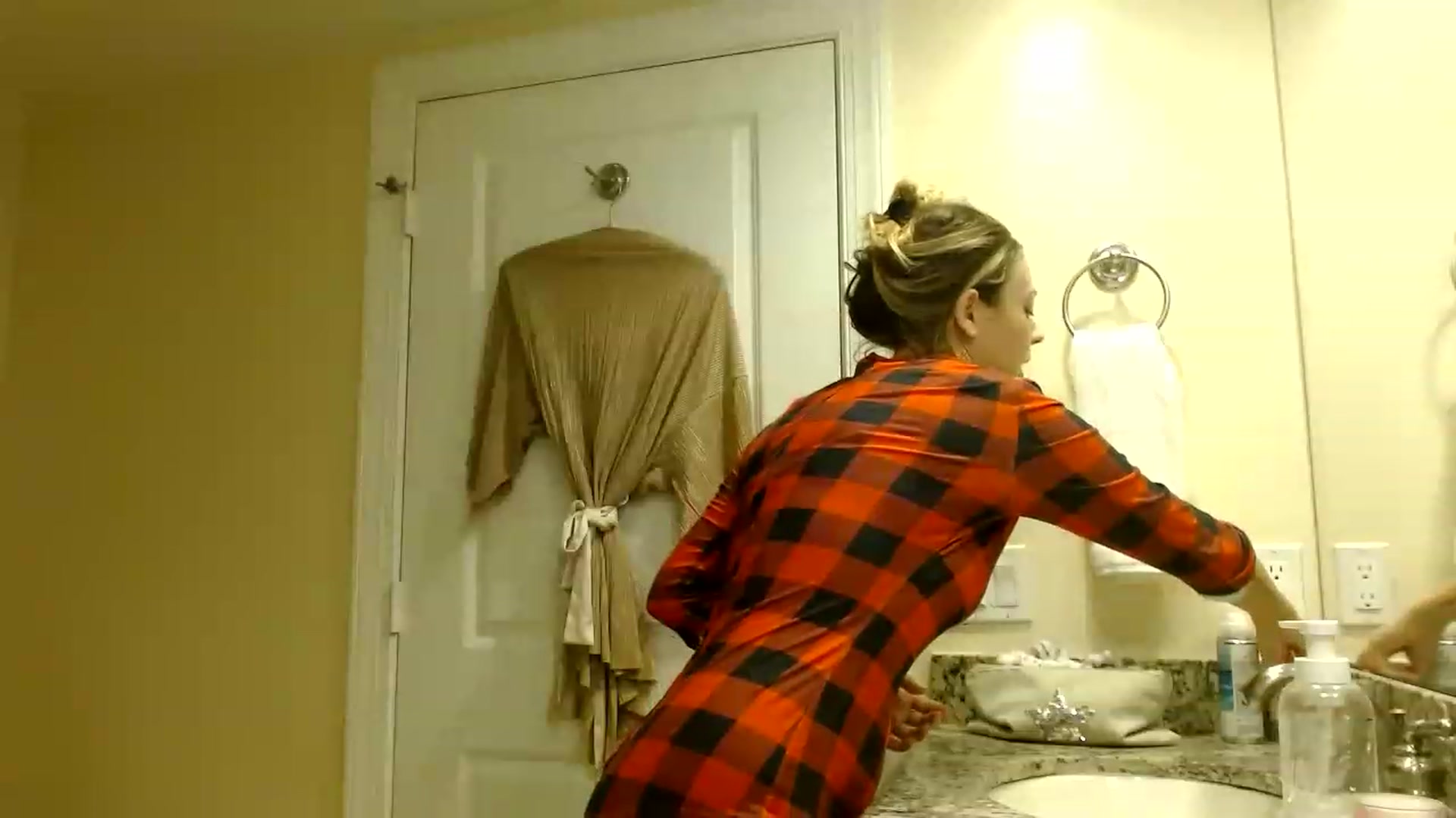 Gallery image thumbnail from DaniSendNudes's myfreecams stream on, 12/19/2022, 07:55 image 17 of 20