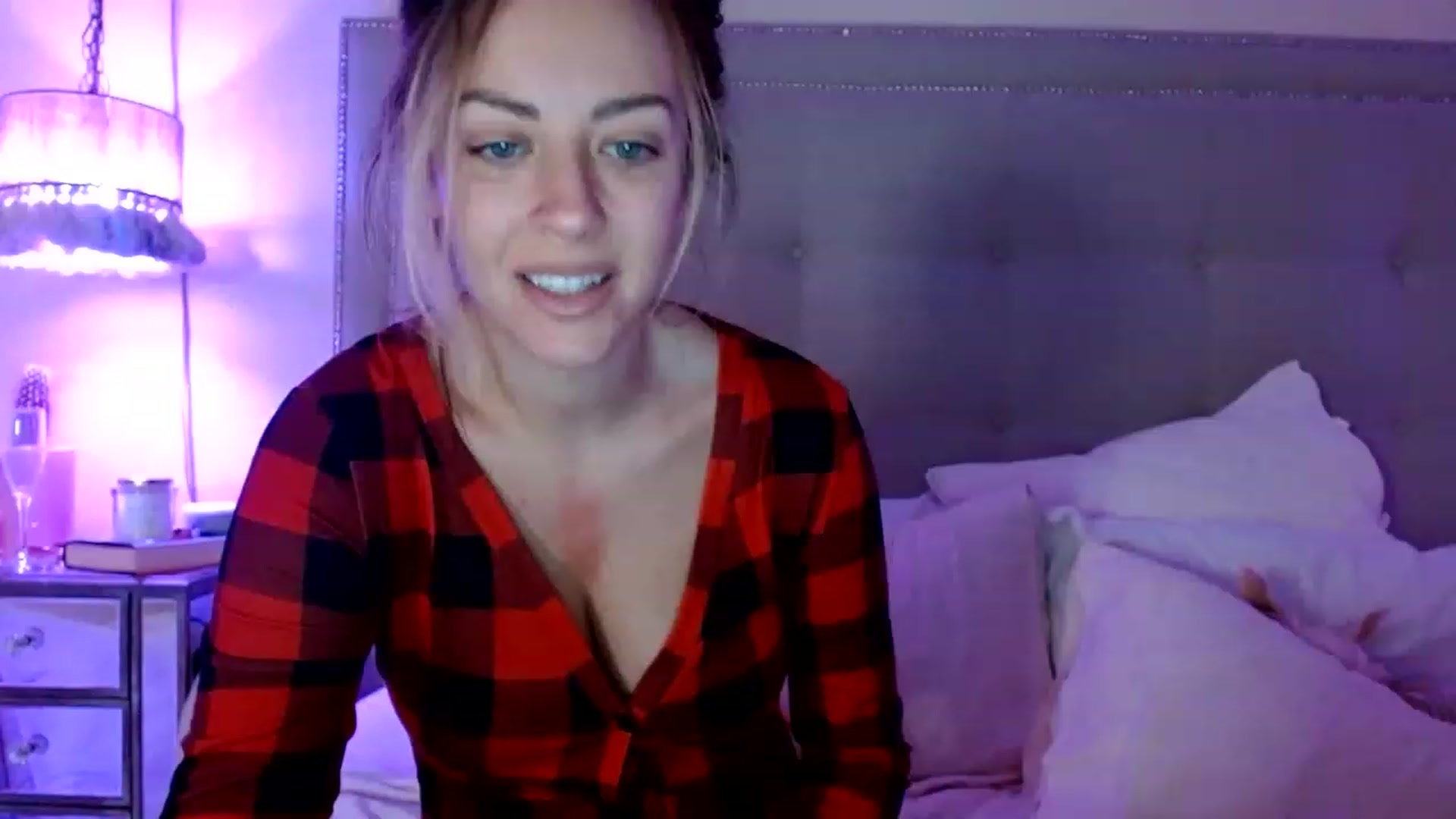 Gallery image thumbnail from DaniSendNudes's myfreecams stream on, 12/19/2022, 07:55 image 7 of 20