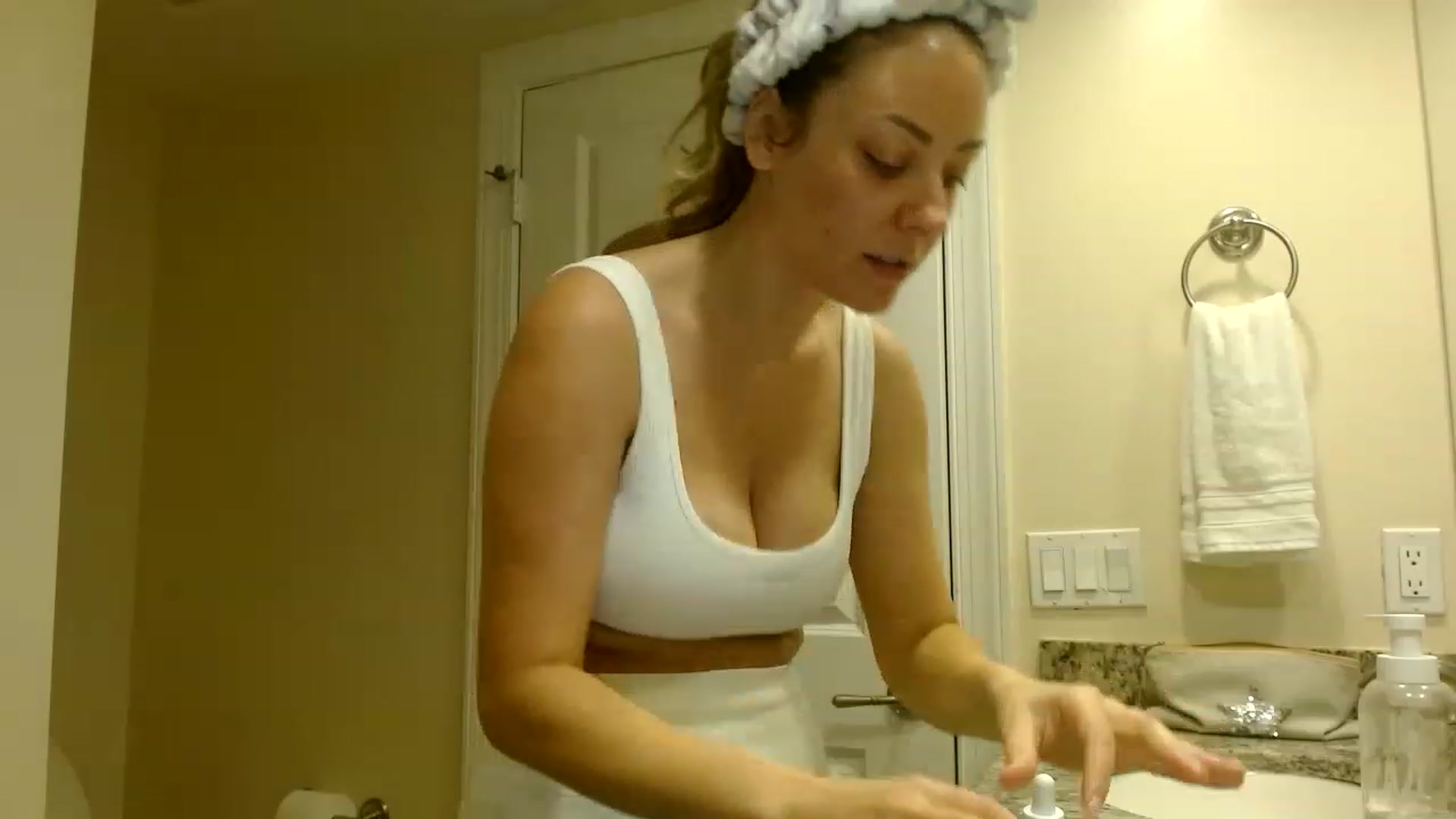Gallery image thumbnail from DaniSendNudes's myfreecams stream on, 01/30/2023, 08:19 image 5 of 20