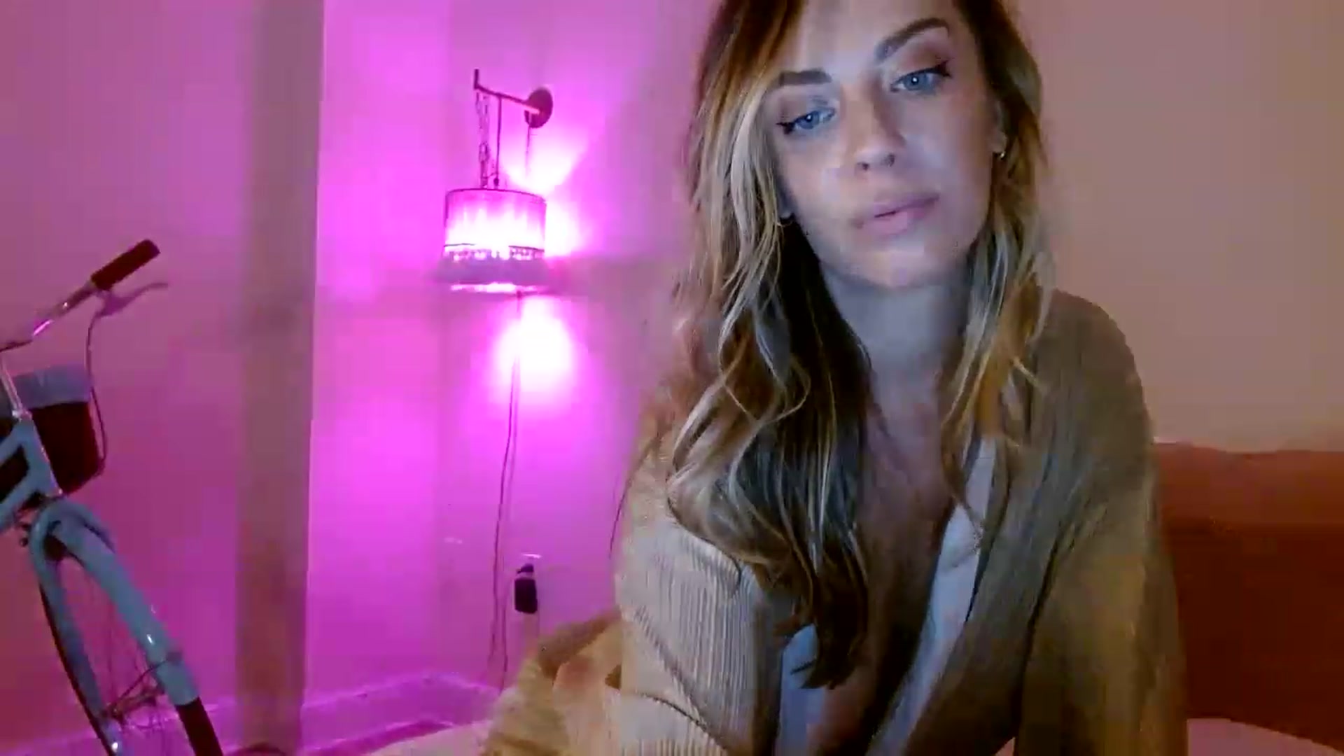Gallery image thumbnail from DaniSendNudes's myfreecams stream on, 02/15/2023, 07:55 image 6 of 20