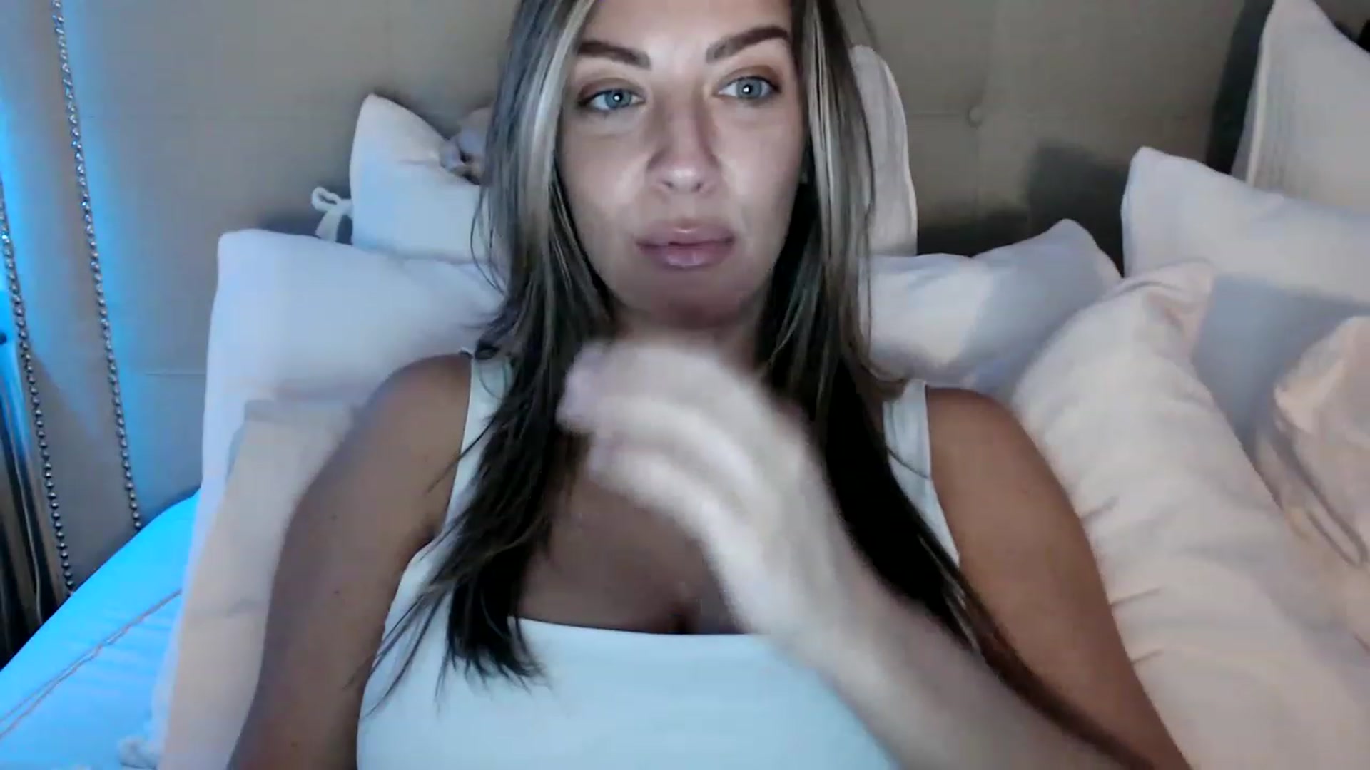 Gallery image thumbnail from DaniSendNudes's myfreecams stream on, 04/24/2023, 04:42 image 10 of 20