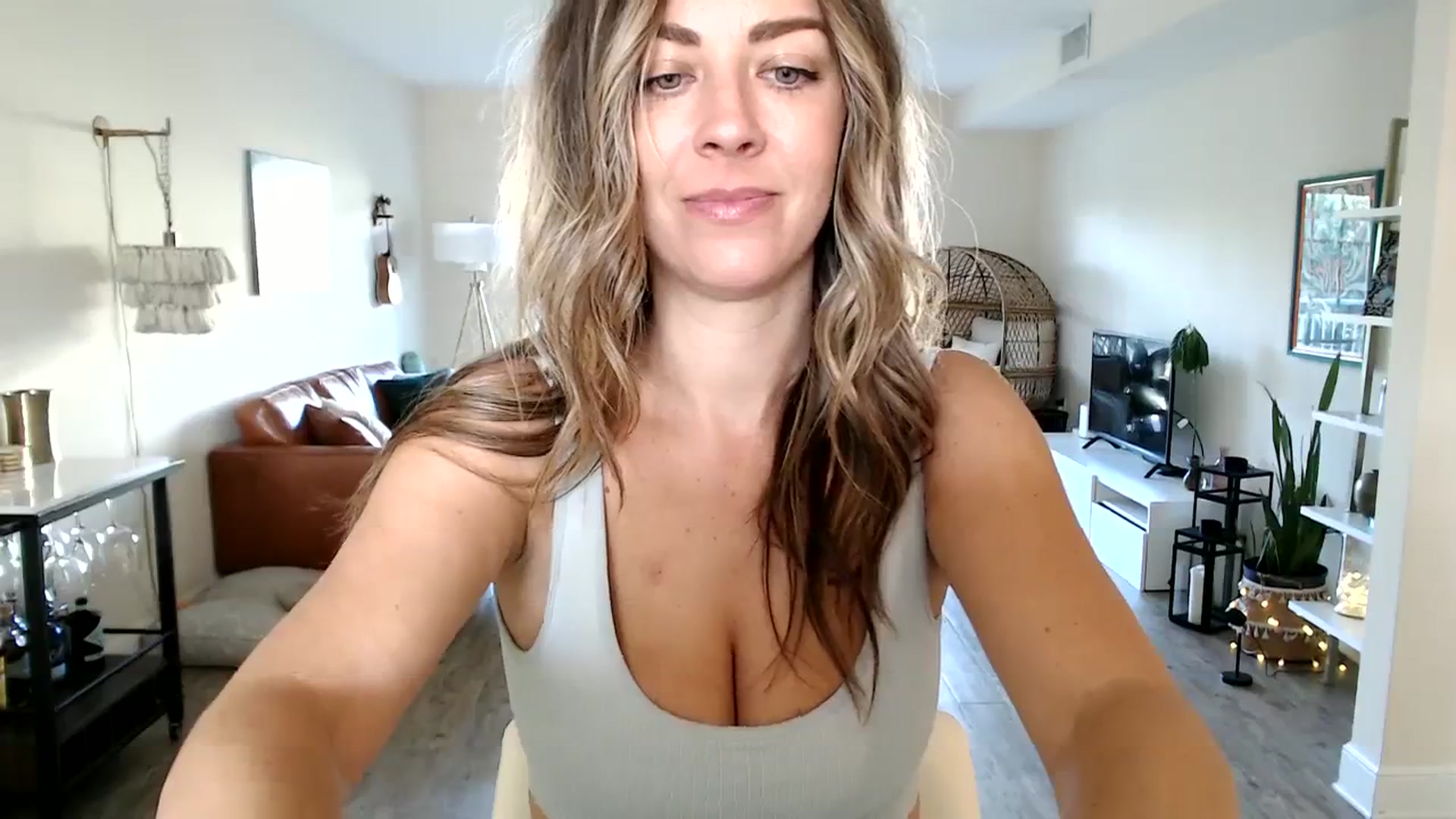 Gallery image thumbnail from DaniSendNudes's myfreecams stream on, 09/06/2023, 21:24 image 10 of 20