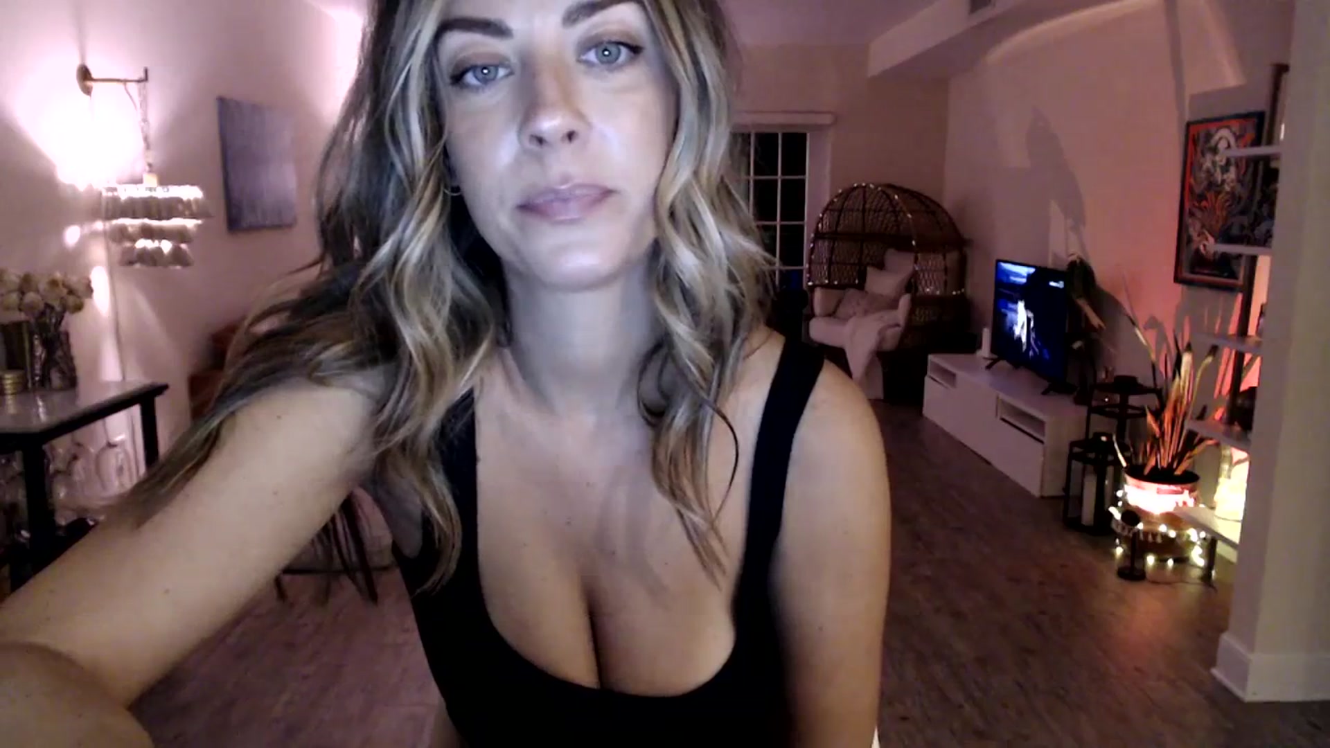 Gallery image thumbnail from DaniSendNudes's myfreecams stream on, 09/20/2023, 03:44 image 17 of 20