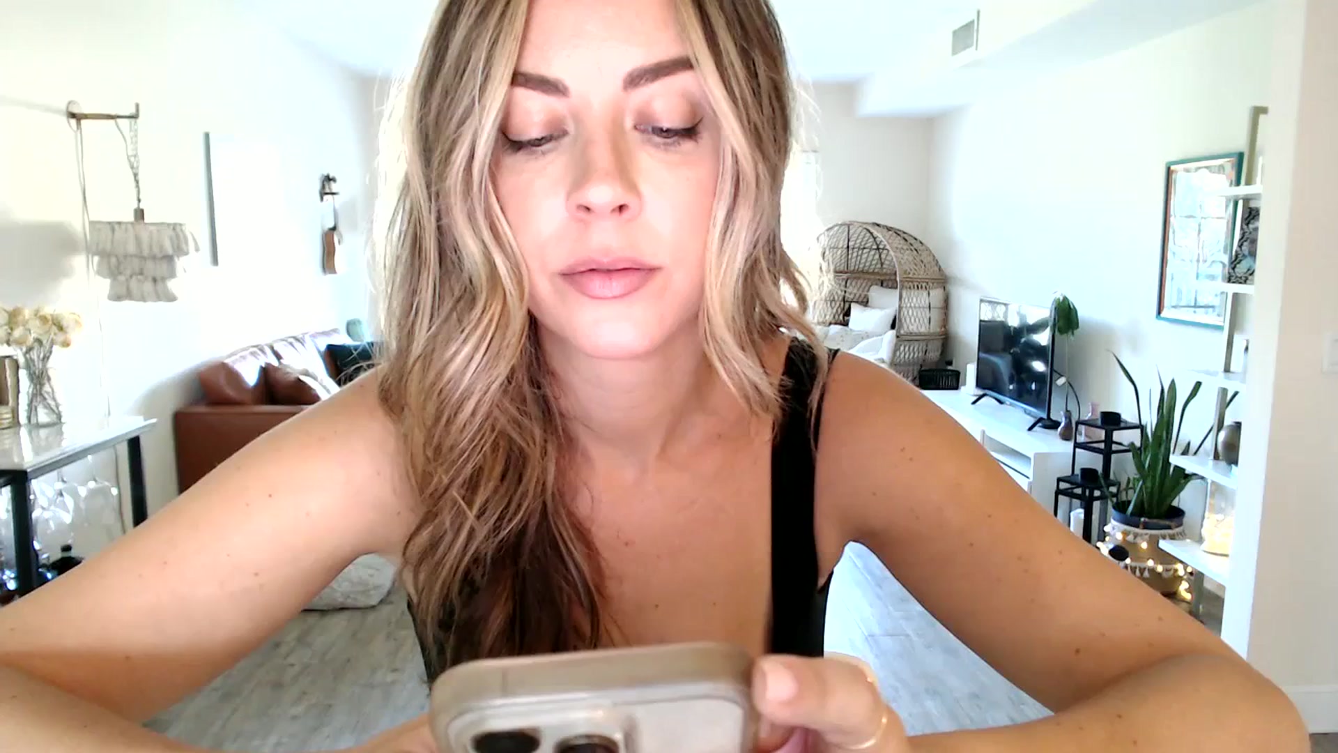 Gallery image thumbnail from DaniSendNudes's myfreecams stream on, 09/20/2023, 19:43 image 1 of 20