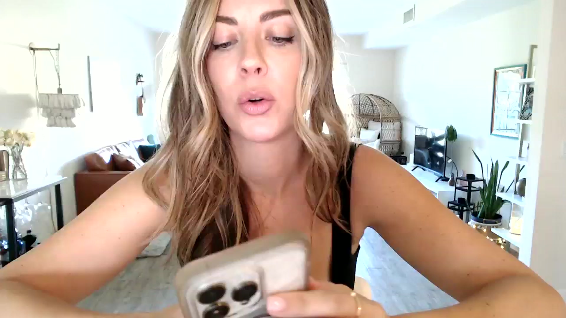 Gallery image thumbnail from DaniSendNudes's myfreecams stream on, 09/20/2023, 19:43 image 3 of 20
