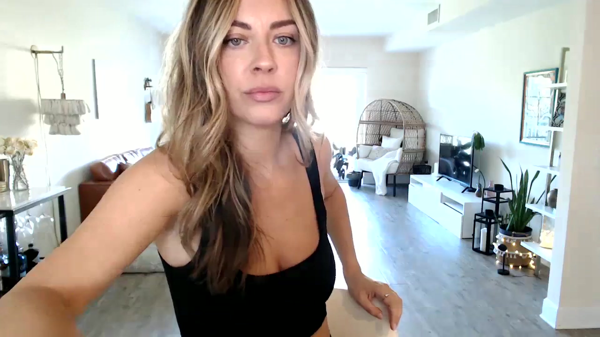 Gallery image thumbnail from DaniSendNudes's myfreecams stream on, 09/20/2023, 19:43 image 2 of 20