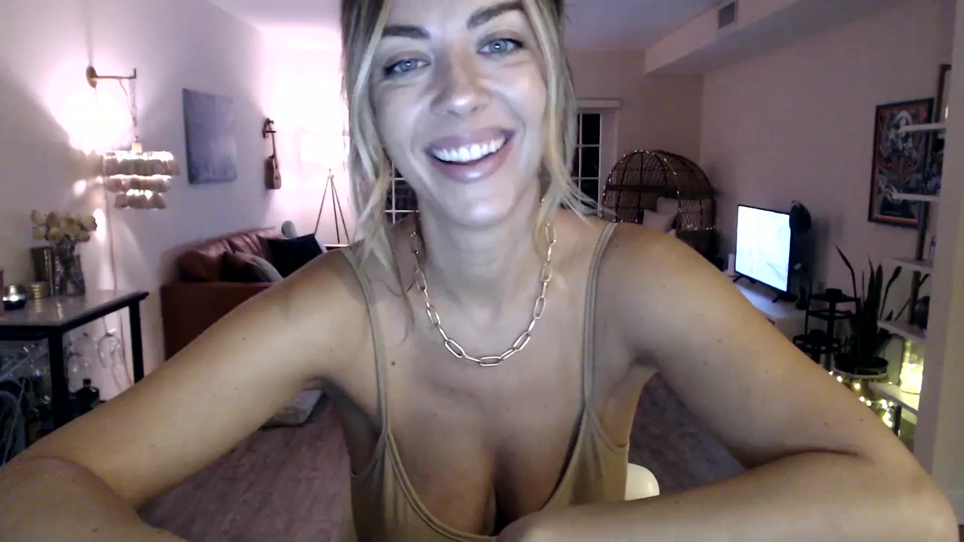 Gallery image thumbnail from DaniSendNudes's myfreecams stream on, 09/21/2023, 04:37 image 17 of 20