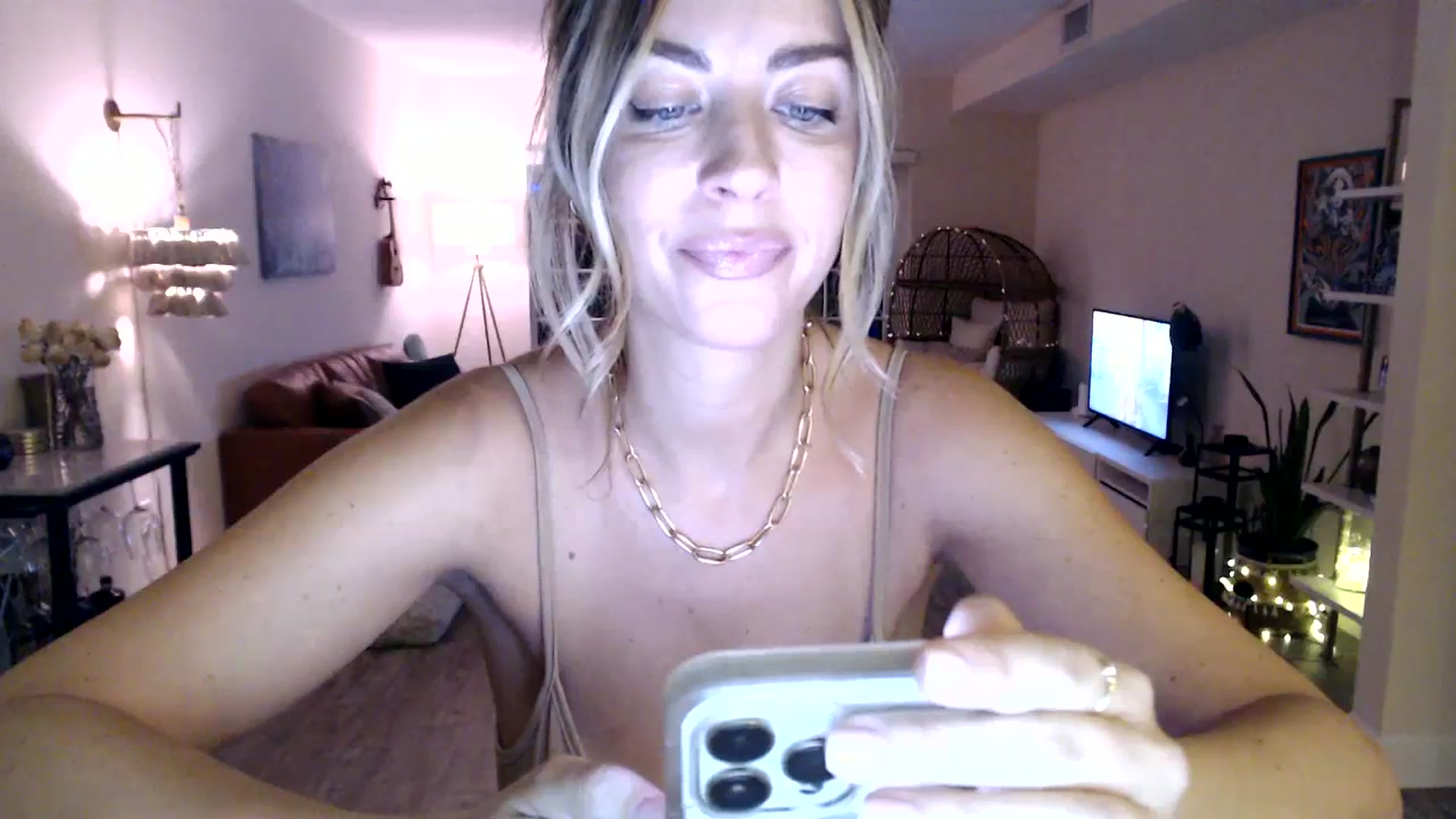 Gallery image thumbnail from DaniSendNudes's myfreecams stream on, 09/21/2023, 04:37 image 10 of 20