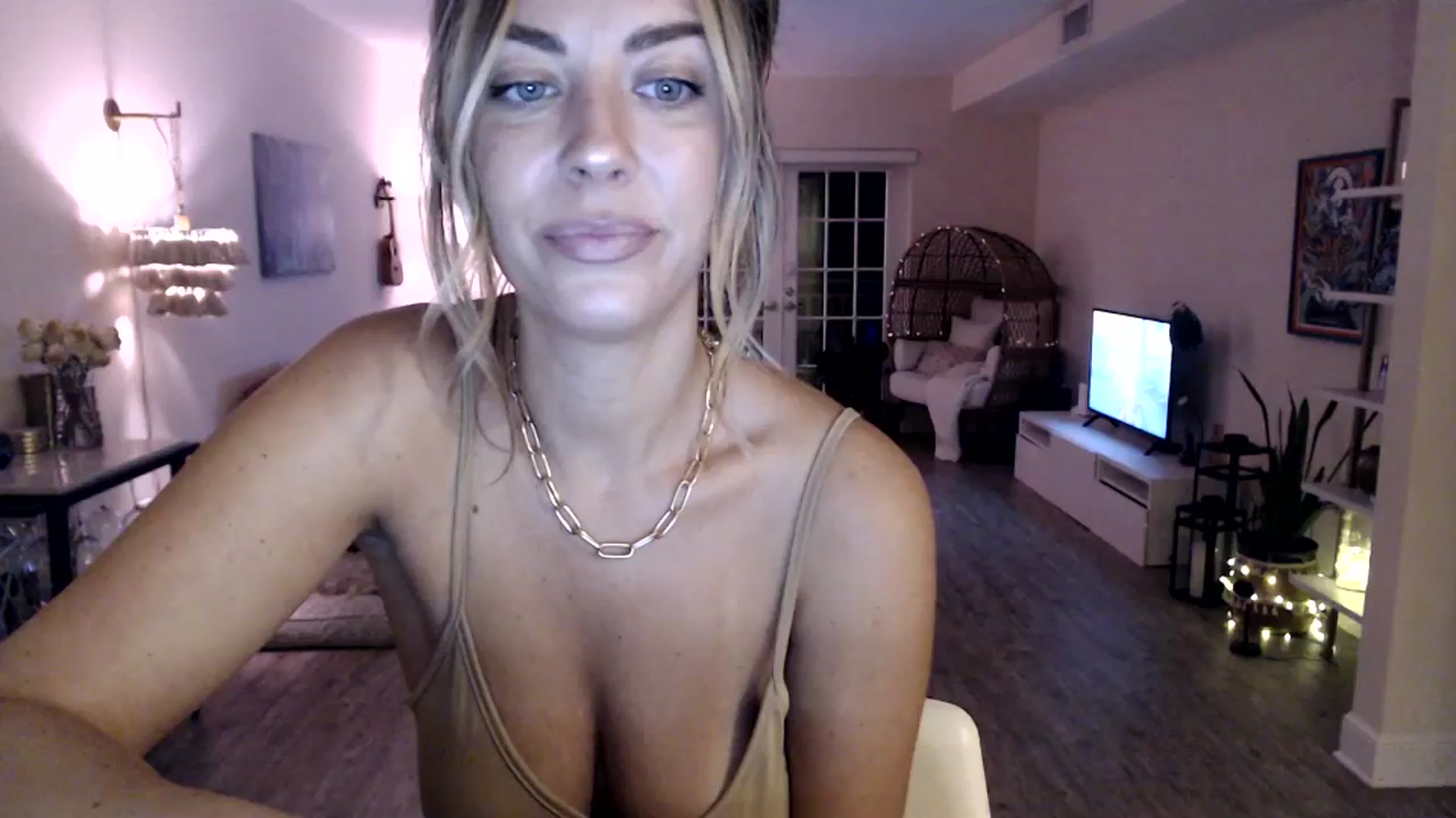 Gallery image thumbnail from DaniSendNudes's myfreecams stream on, 09/21/2023, 04:37 image 8 of 20