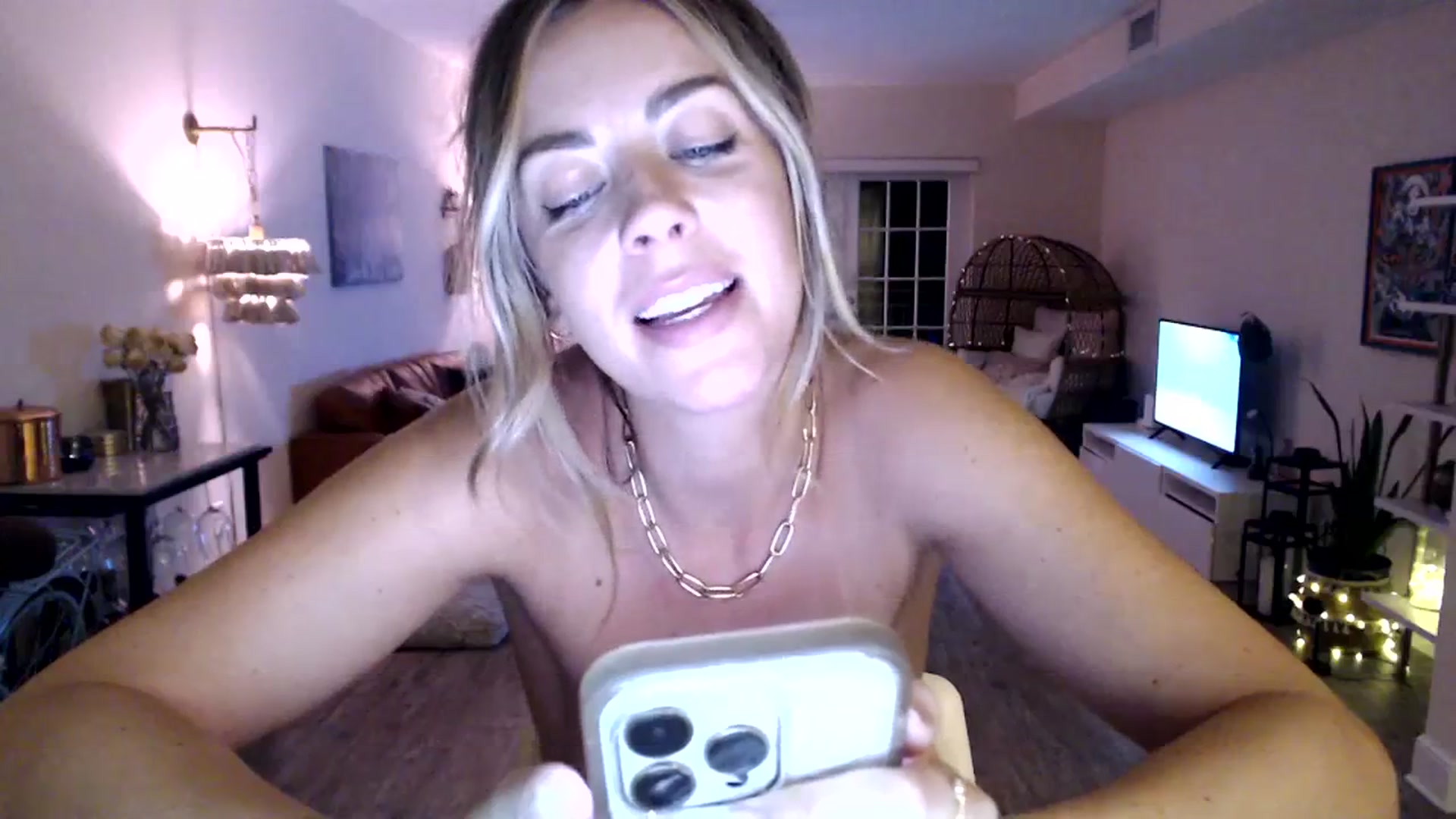 Gallery image thumbnail from DaniSendNudes's myfreecams stream on, 09/21/2023, 05:15 image 4 of 20