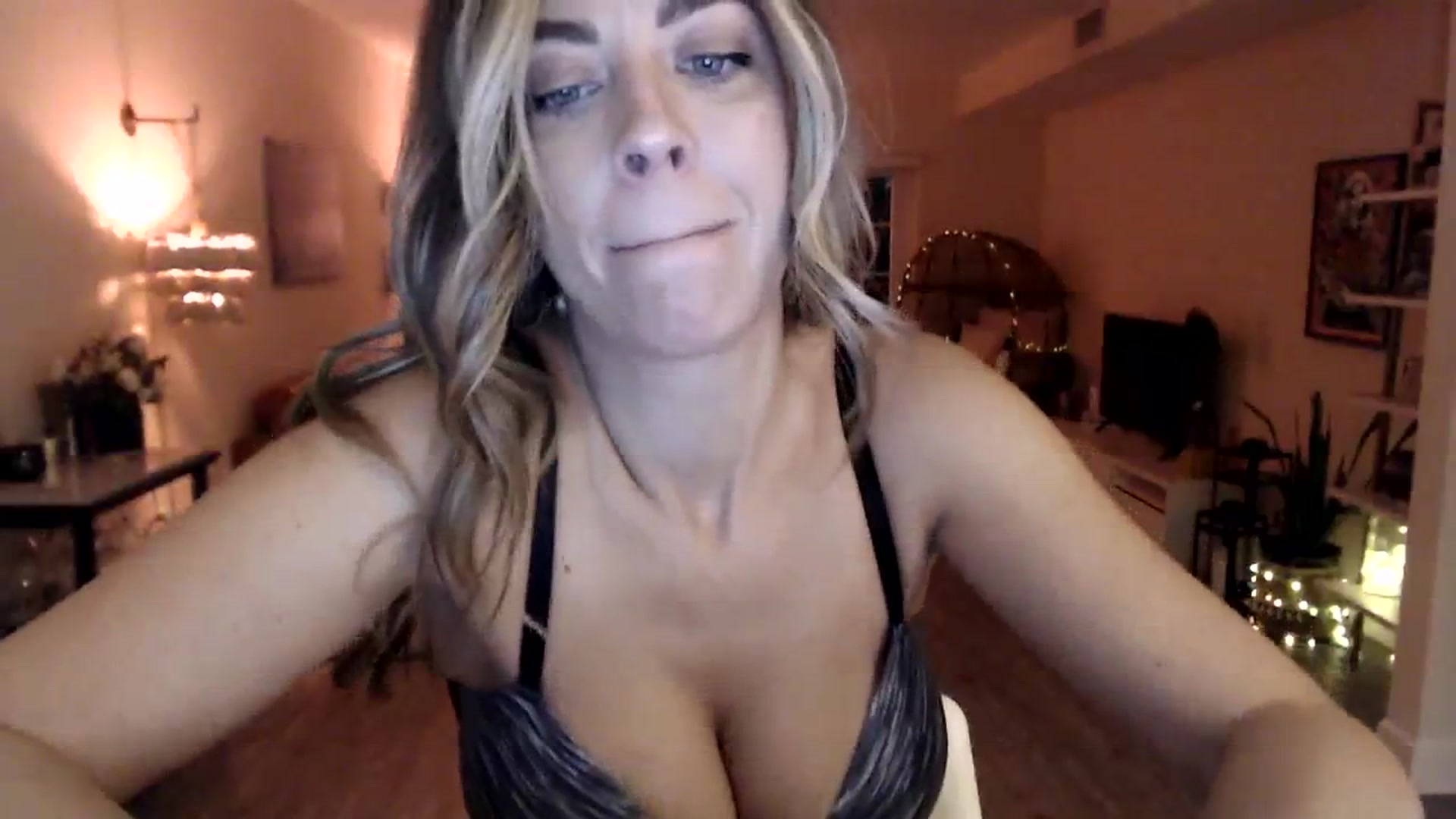 Gallery image thumbnail from DaniSendNudes's myfreecams stream on, 10/07/2023, 03:20 image 6 of 20