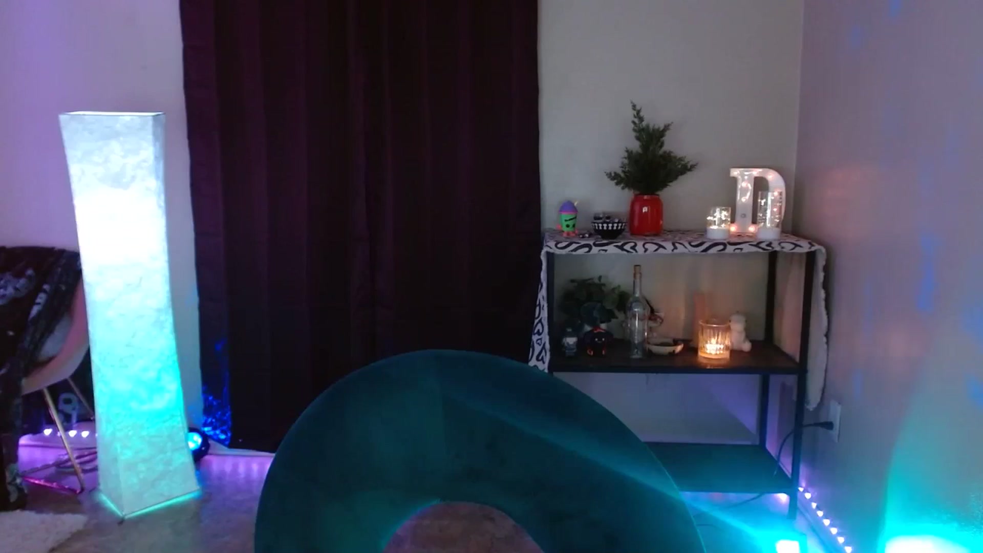 Gallery image thumbnail from DaniSpice's myfreecams stream on, 03/19/2024, 06:40 image 10 of 20