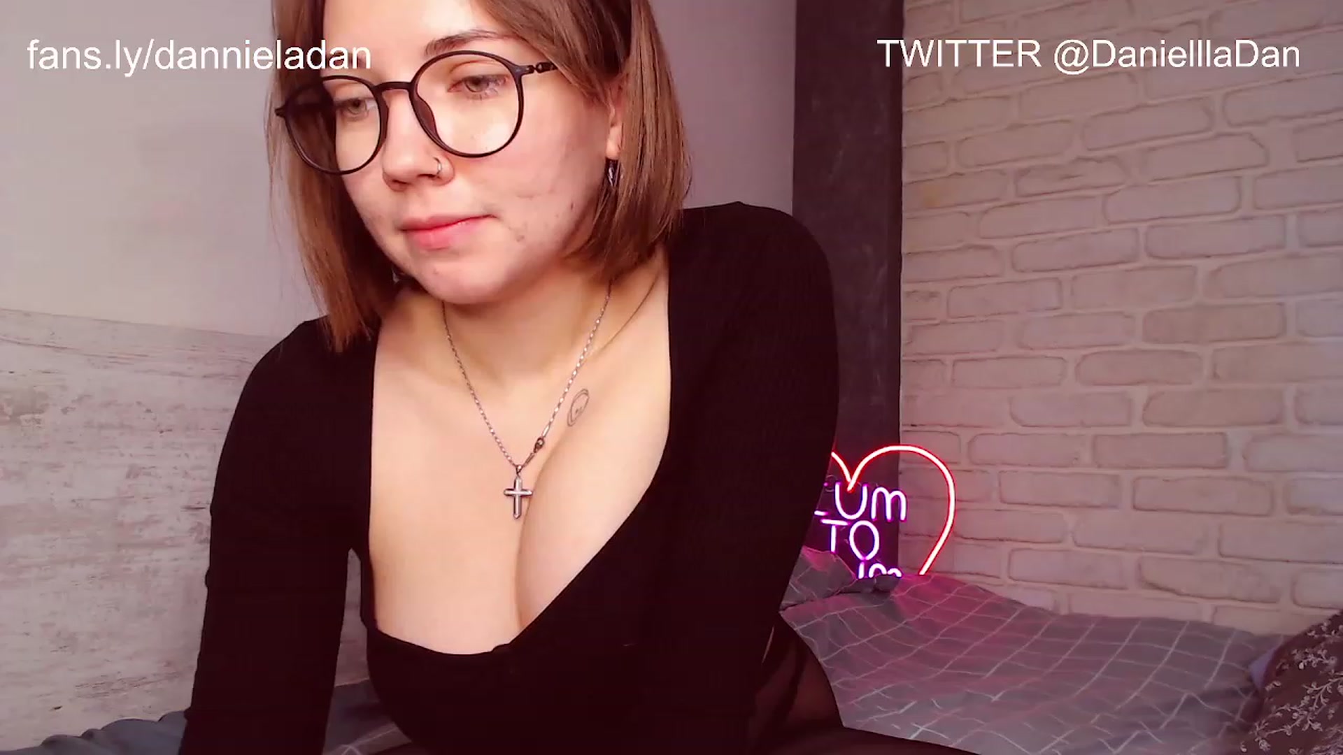 Gallery image thumbnail from Danielladan's myfreecams stream on, 12/06/2022, 10:50 image 3 of 20