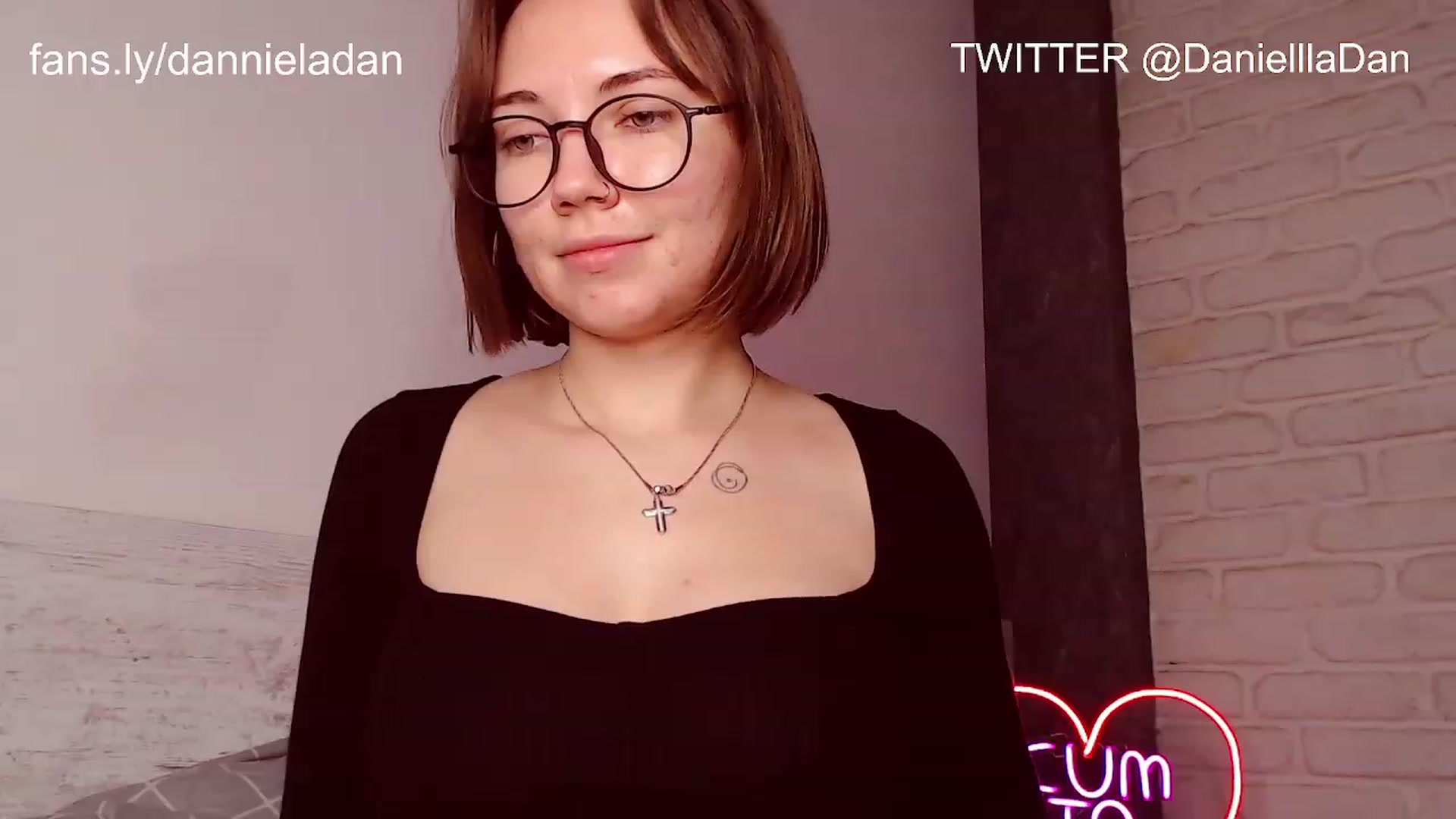 Gallery image thumbnail from Danielladan's myfreecams stream on, 12/06/2022, 13:40 image 10 of 20