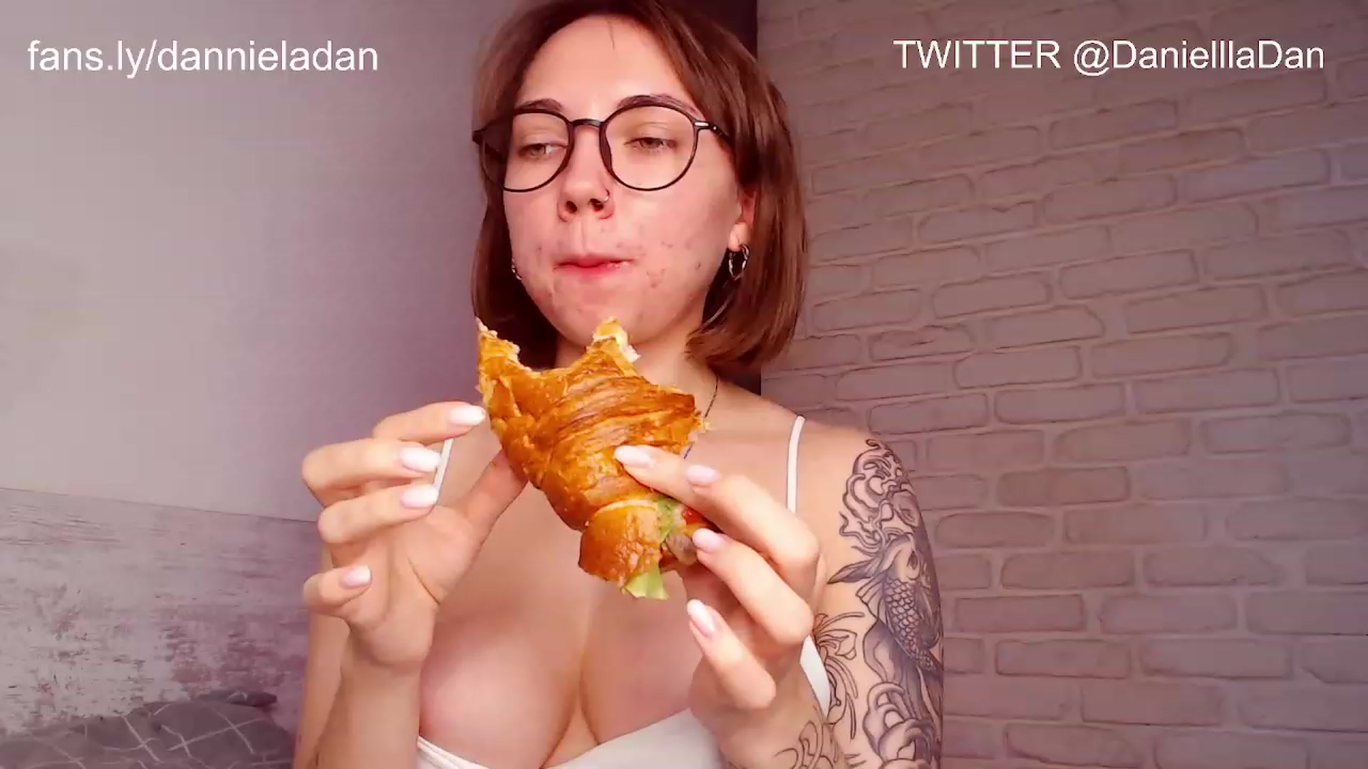 Gallery image thumbnail from Danielladan's myfreecams stream on, 12/07/2022, 09:49 image 15 of 20