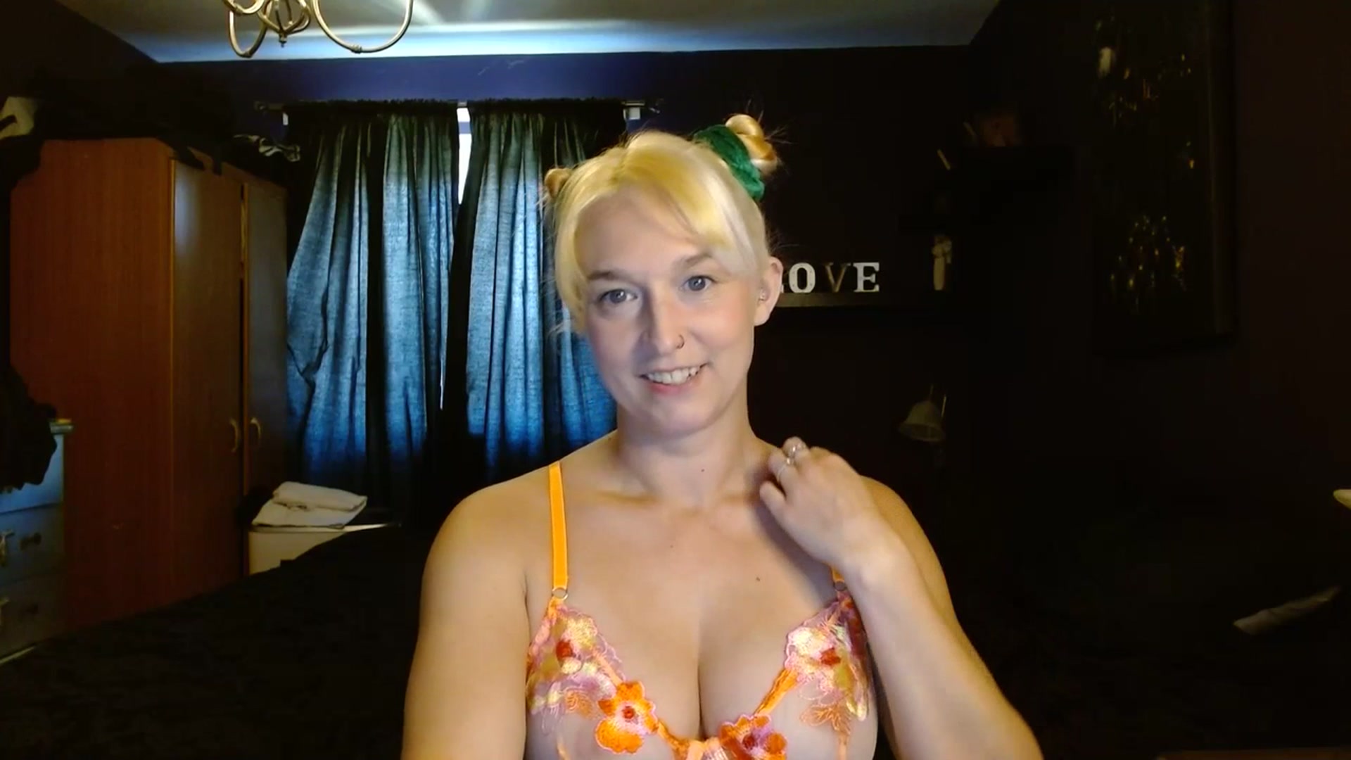 Gallery image thumbnail from DanniEvans's myfreecams stream on, 07/17/2023, 12:40 image 9 of 20
