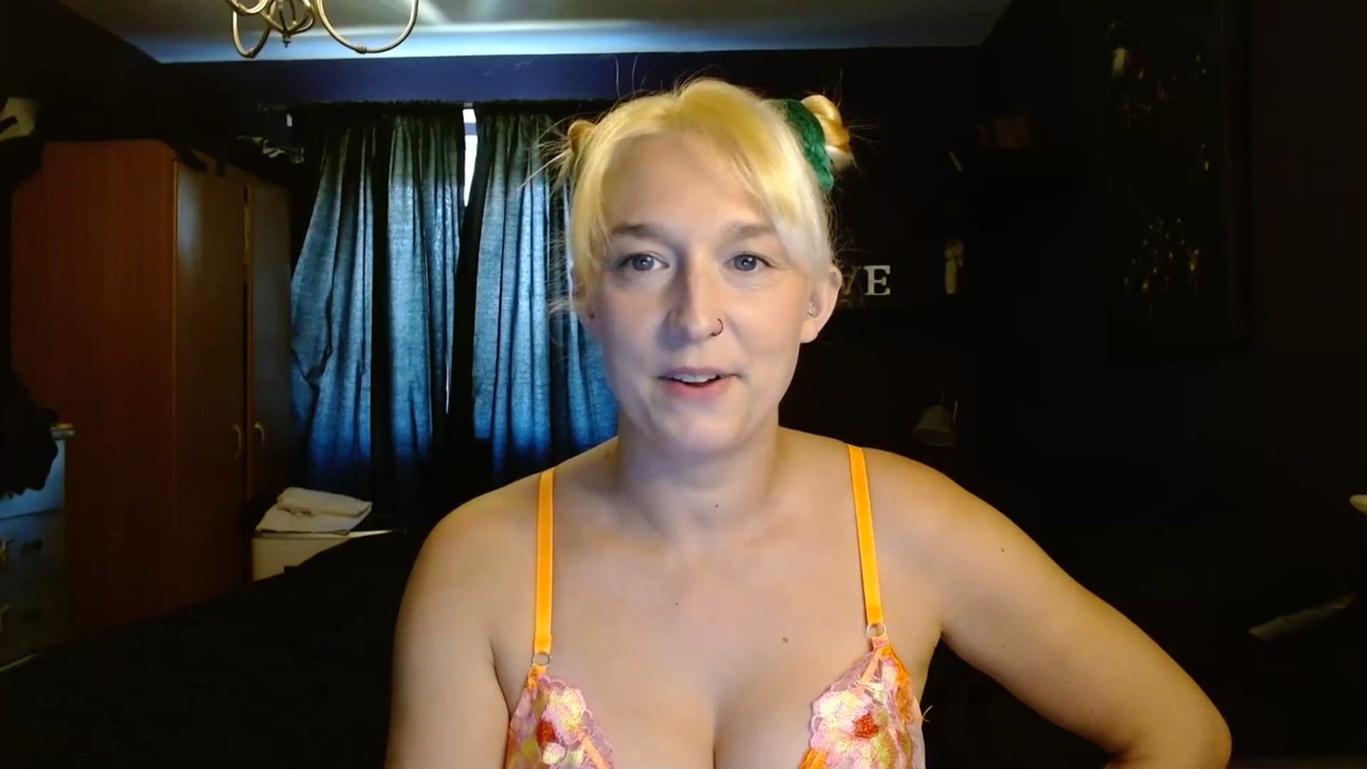 Gallery image thumbnail from DanniEvans's myfreecams stream on, 07/17/2023, 12:40 image 6 of 20