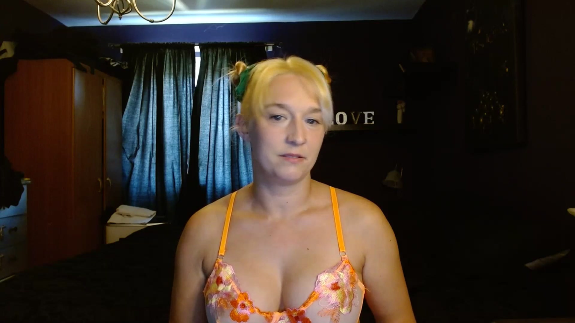 Gallery image thumbnail from DanniEvans's myfreecams stream on, 07/17/2023, 12:40 image 12 of 20