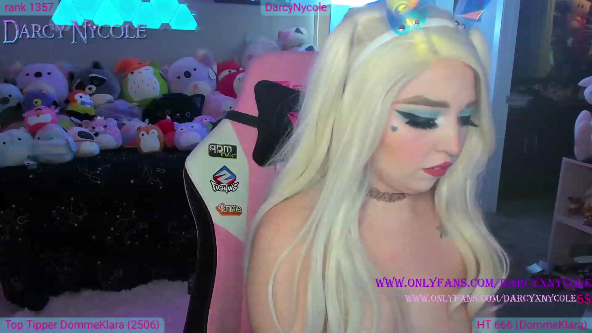 Gallery image thumbnail from DarcyNycole's myfreecams stream on, 12/03/2022, 11:36 image 17 of 20