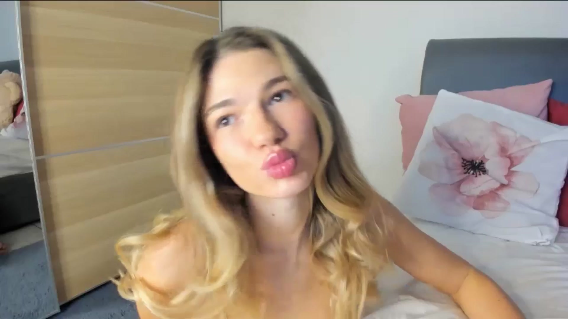 Gallery image thumbnail from Dariadely's myfreecams stream on, 11/10/2025, 19:50 image 4 of 20