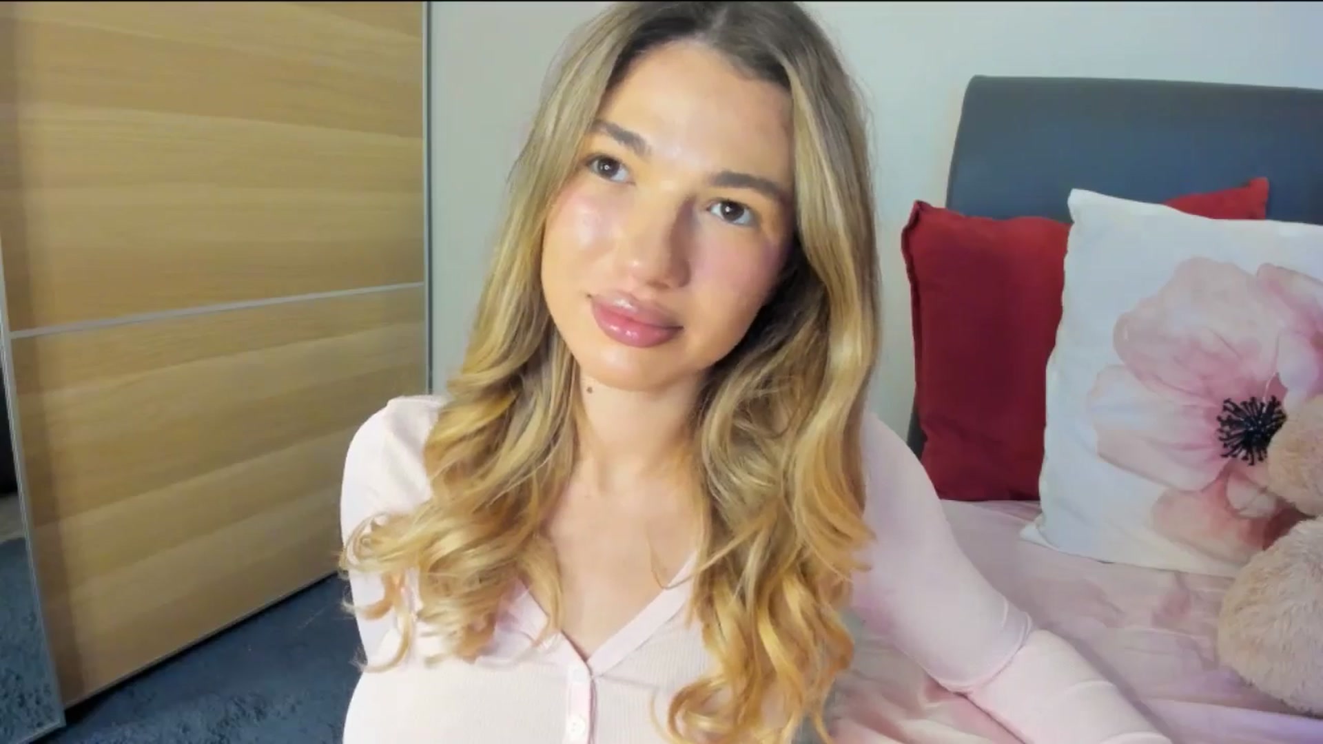 Gallery image thumbnail from Dariadely's myfreecams stream on, 11/23/2025, 08:45 image 6 of 20