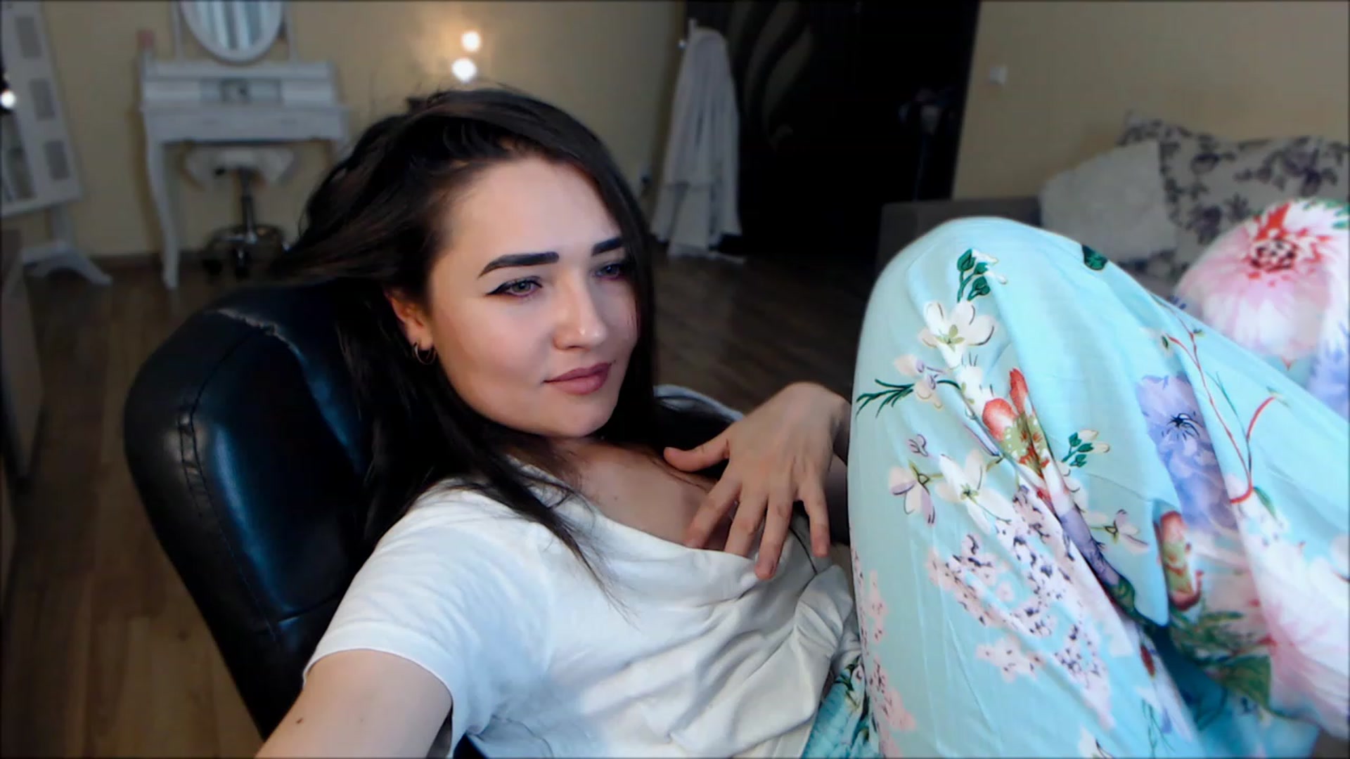 Gallery image thumbnail from DarkArwennie's myfreecams stream on, 05/23/2023, 18:19 image 19 of 20