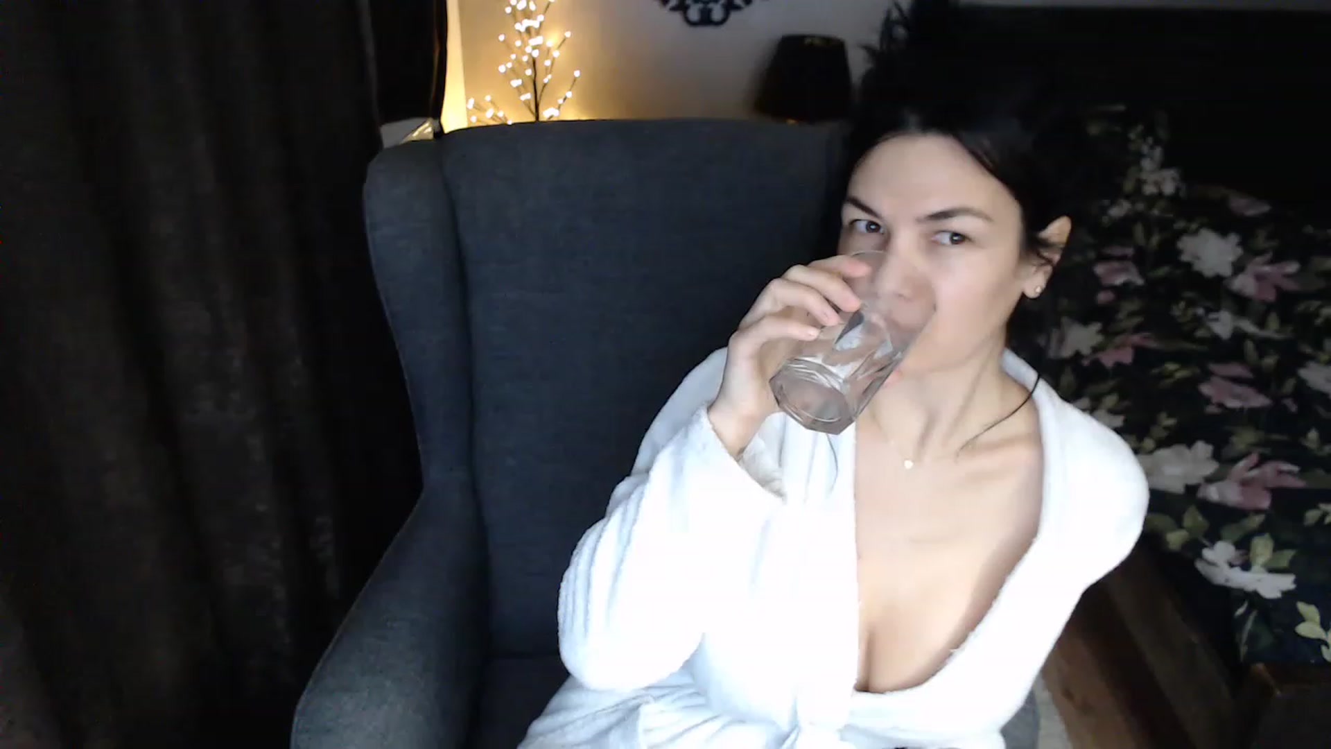 Gallery image thumbnail from Darkella's myfreecams stream on, 12/08/2022, 24:03 image 5 of 20