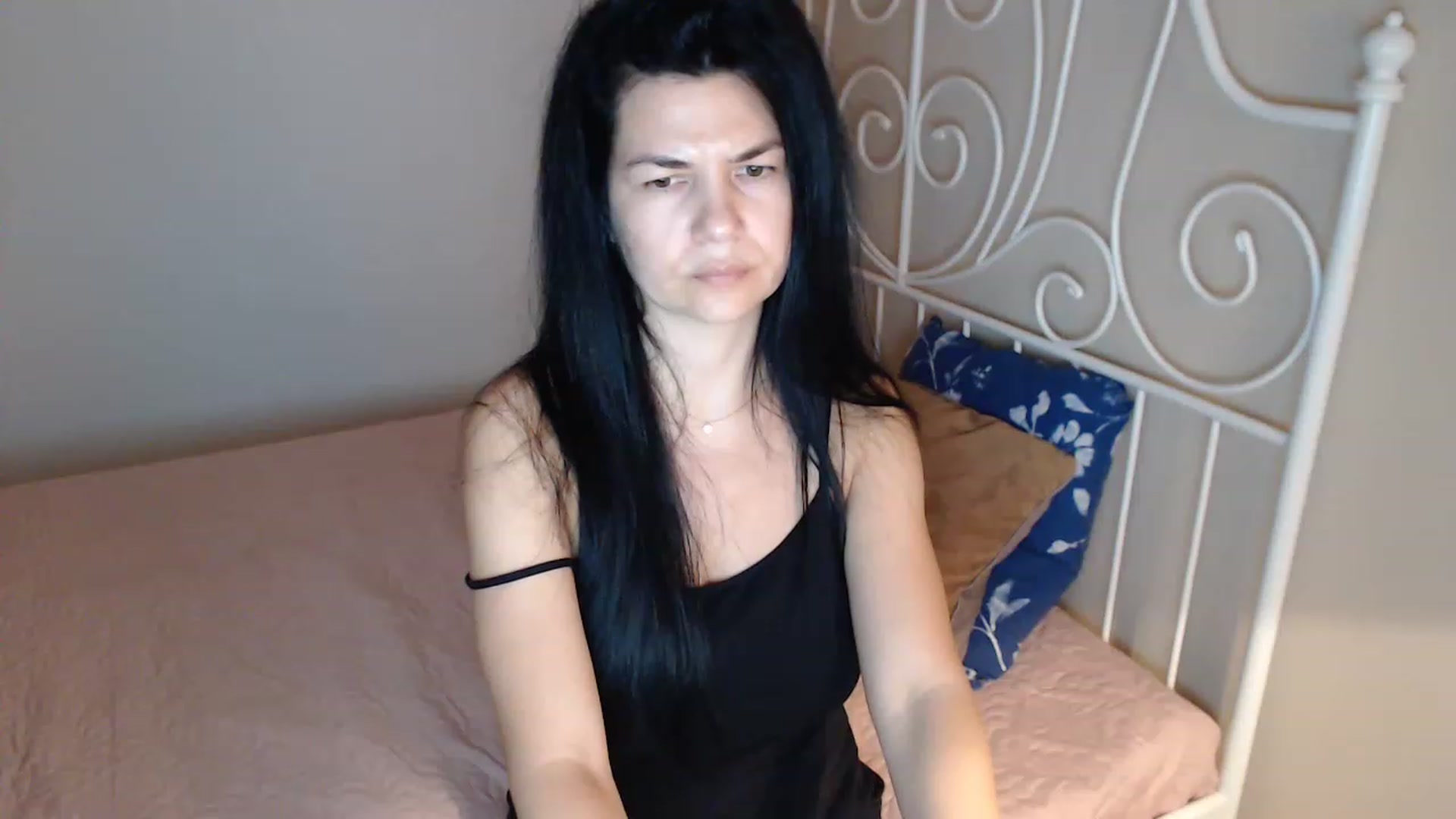 Gallery image thumbnail from Darkella's myfreecams stream on, 04/06/2023, 22:56 image 5 of 20