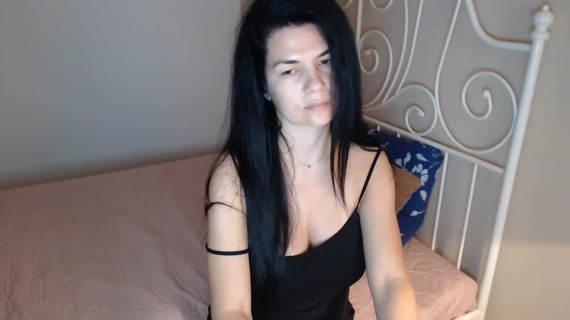 Gallery image thumbnail from Darkella's myfreecams stream on, 04/06/2023, 22:56 image 10 of 20