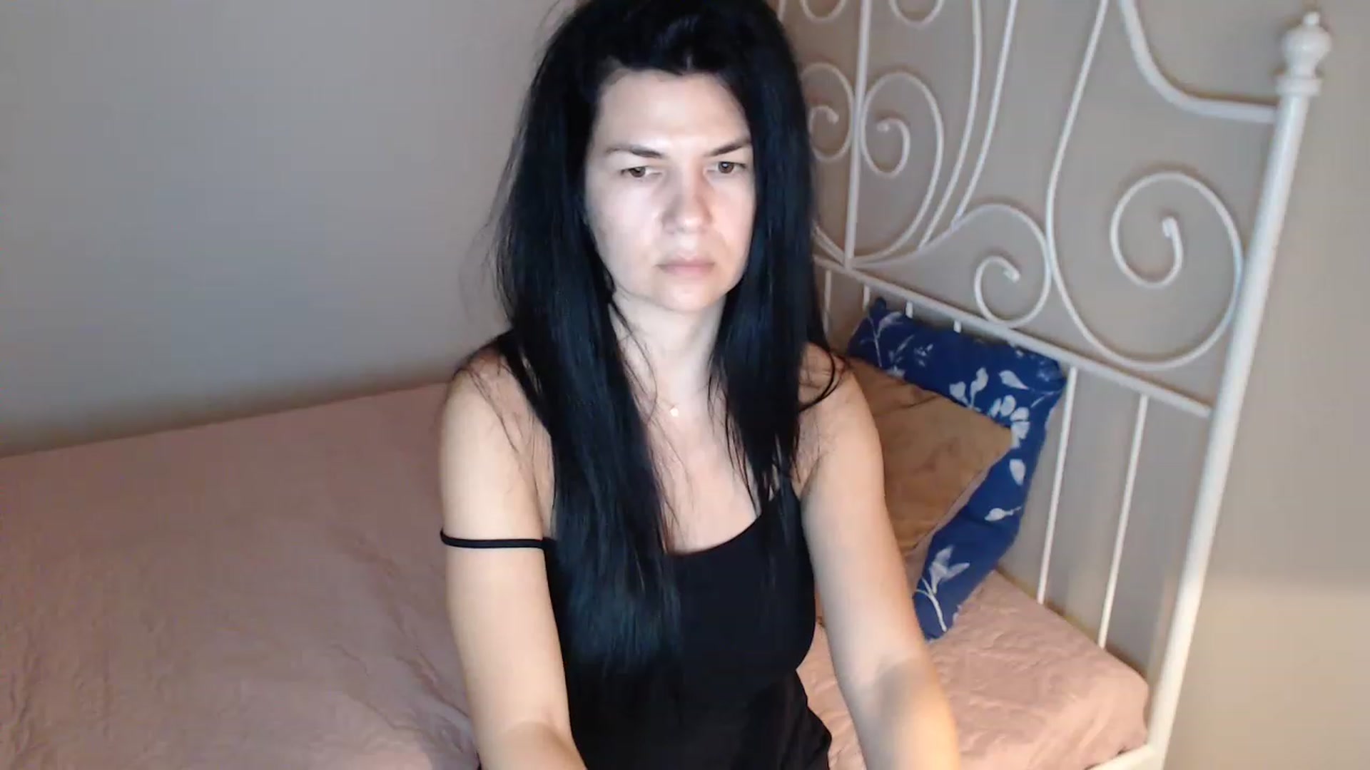 Gallery image thumbnail from Darkella's myfreecams stream on, 04/06/2023, 22:56 image 6 of 20