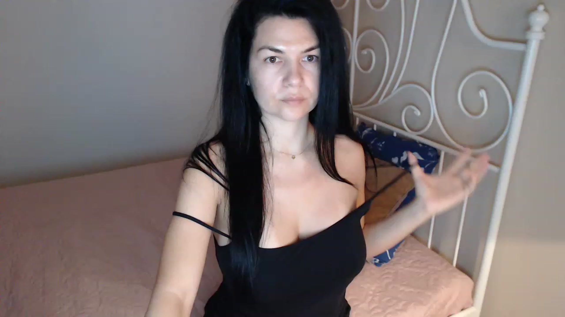 Gallery image thumbnail from Darkella's myfreecams stream on, 04/06/2023, 22:56 image 9 of 20