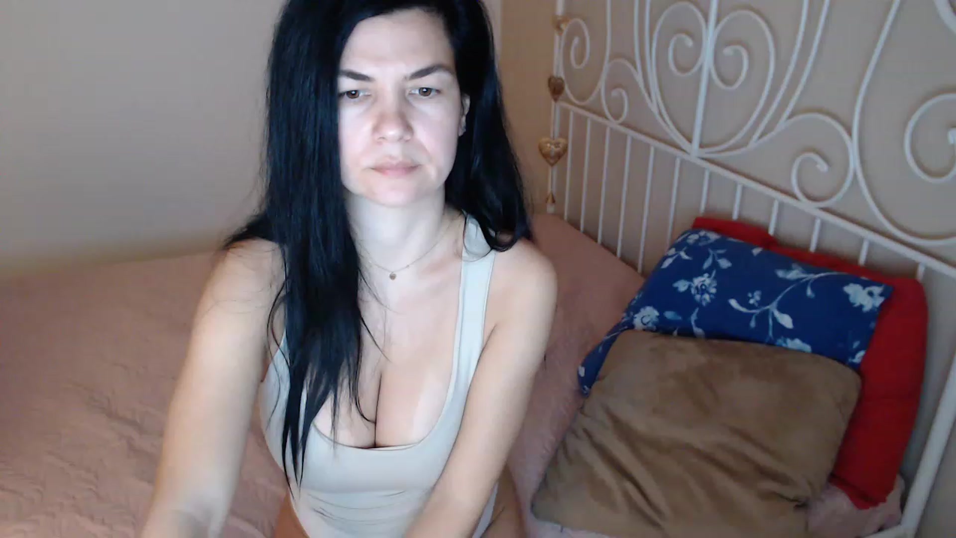 Gallery image thumbnail from Darkella's myfreecams stream on, 04/09/2023, 24:25 image 16 of 20
