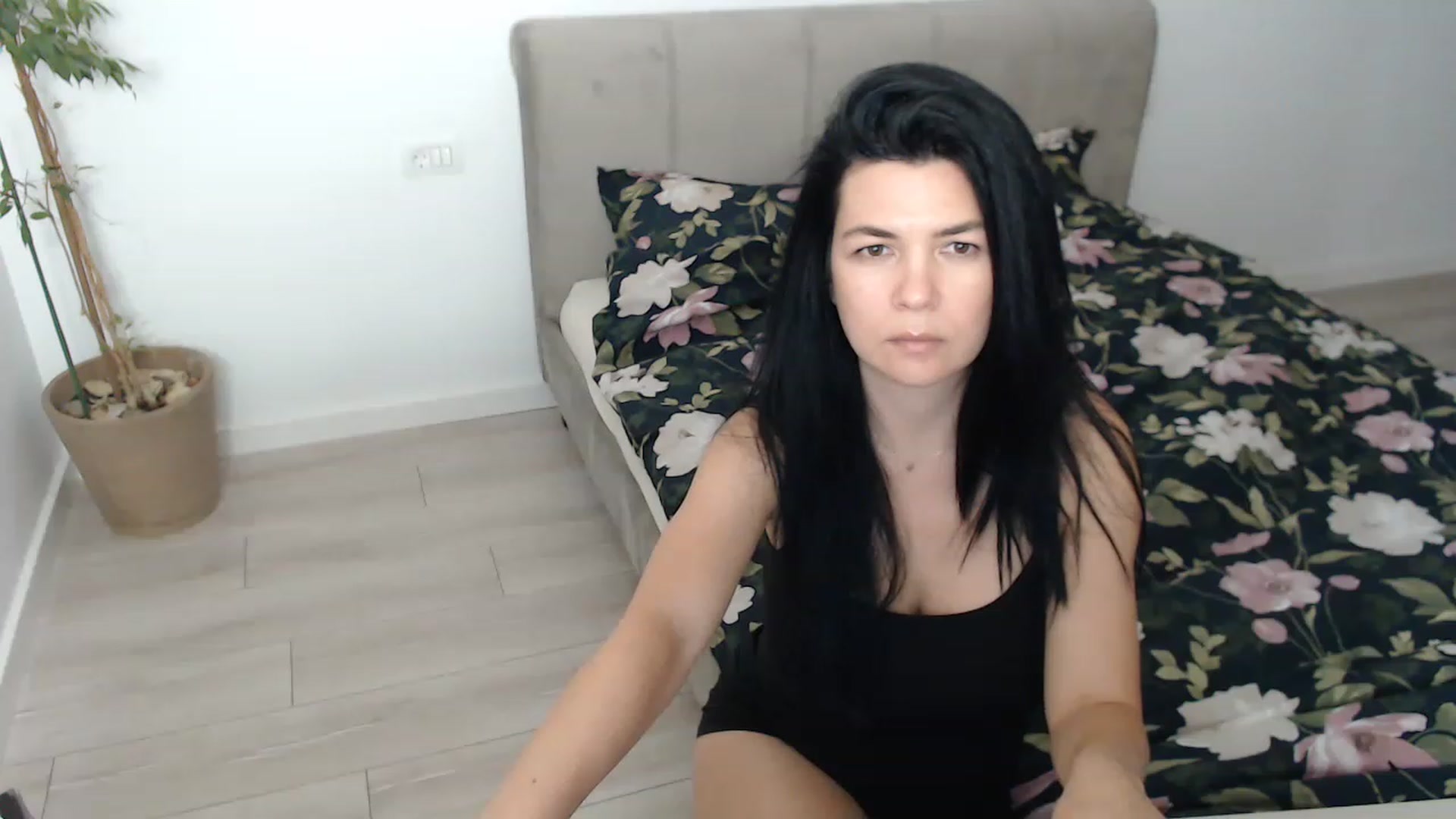 Gallery image thumbnail from Darkella's myfreecams stream on, 06/14/2023, 24:03 image 12 of 20