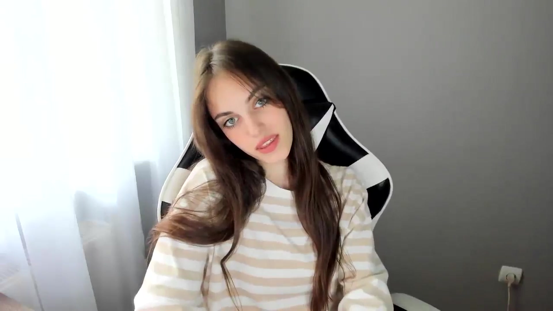 Gallery image thumbnail from Dashamoxy's myfreecams stream on, 06/13/2025, 12:11 image 3 of 20