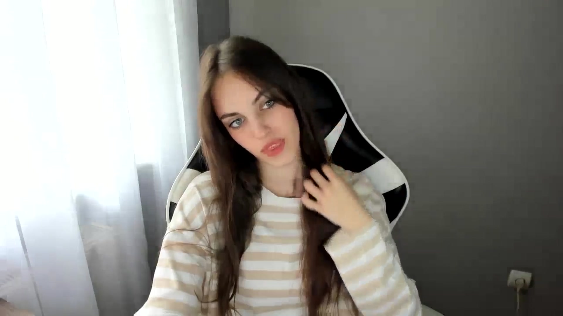 Gallery image thumbnail from Dashamoxy's myfreecams stream on, 06/13/2025, 12:11 image 7 of 20
