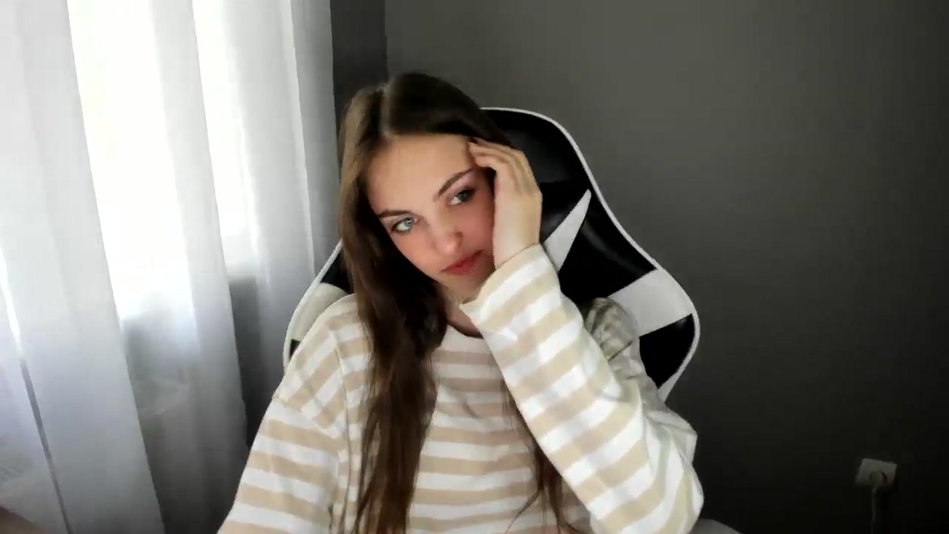 Gallery image thumbnail from Dashamoxy's myfreecams stream on, 06/13/2025, 12:11 image 19 of 20