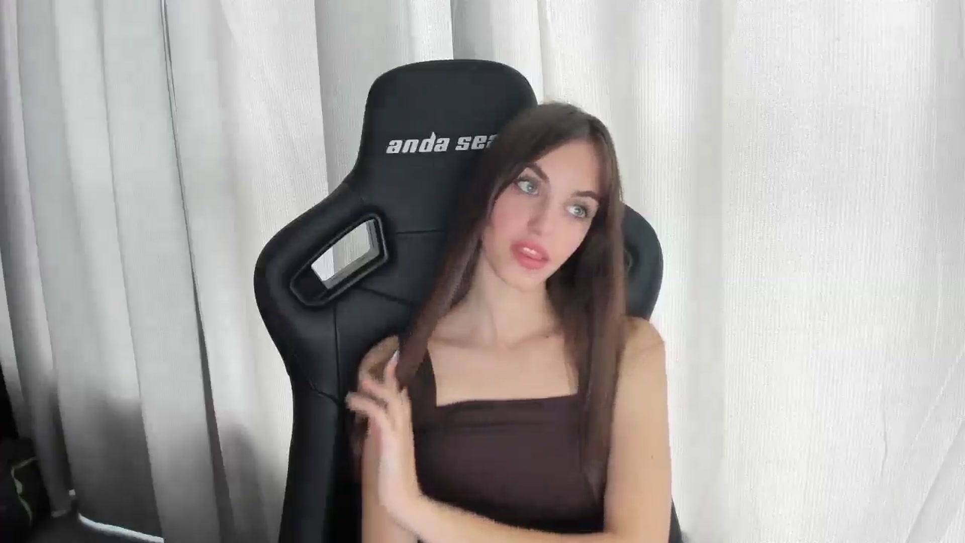 Gallery image thumbnail from Dashamoxy's myfreecams stream on, 07/01/2025, 11:40 image 19 of 20