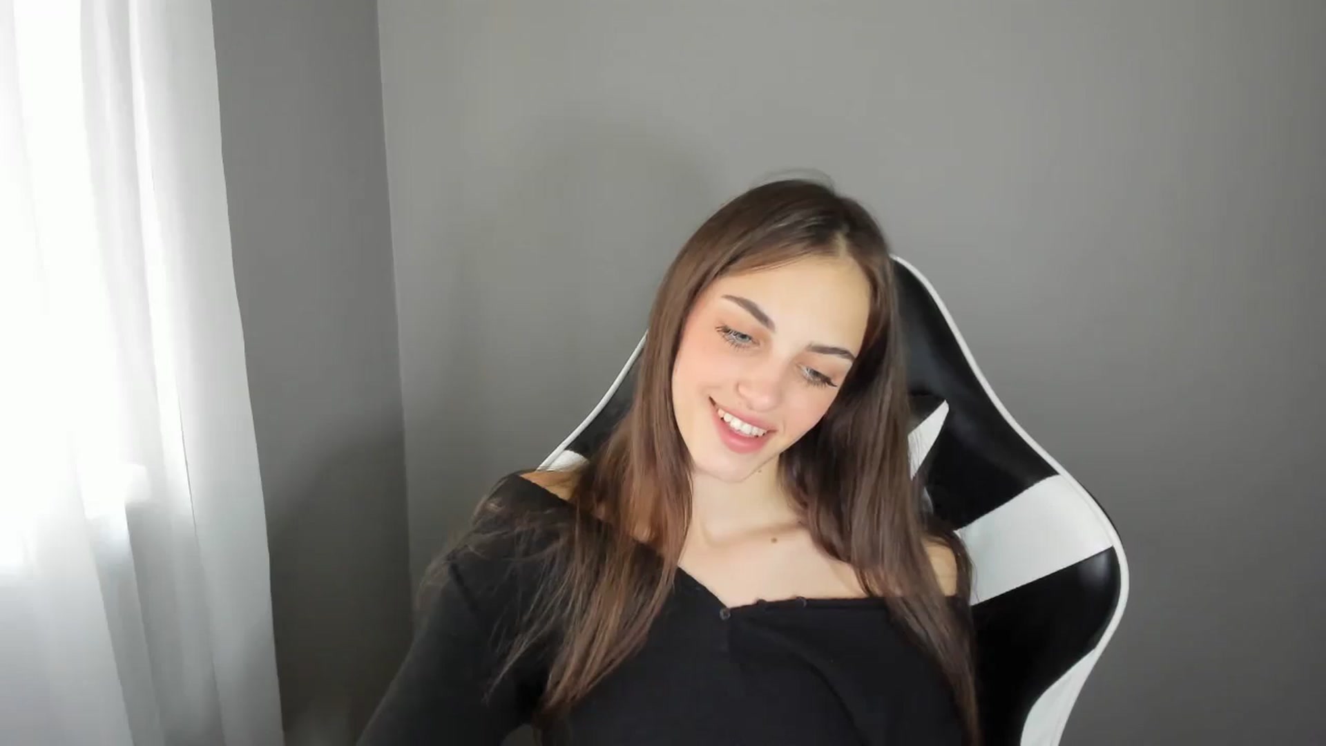 Gallery image thumbnail from Dashamoxy's myfreecams stream on, 07/25/2025, 12:23 image 12 of 20