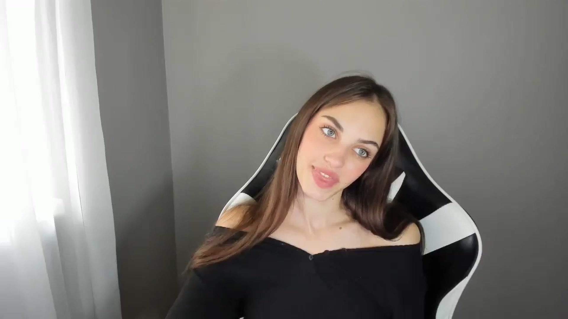 Gallery image thumbnail from Dashamoxy's myfreecams stream on, 07/25/2025, 12:23 image 14 of 20