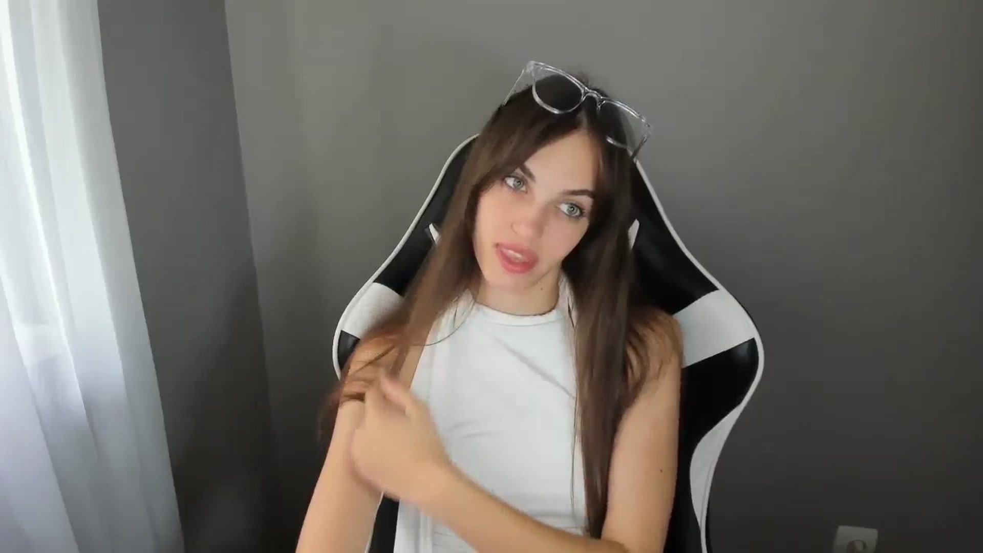 Gallery image thumbnail from Dashamoxy's myfreecams stream on, 07/31/2025, 08:38 image 7 of 20