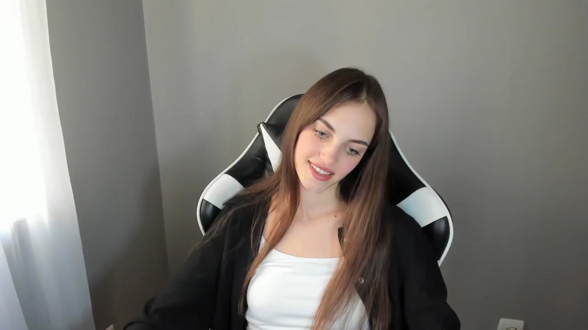 Gallery image thumbnail from Dashamoxy's myfreecams stream on, 08/04/2025, 16:47 image 7 of 20