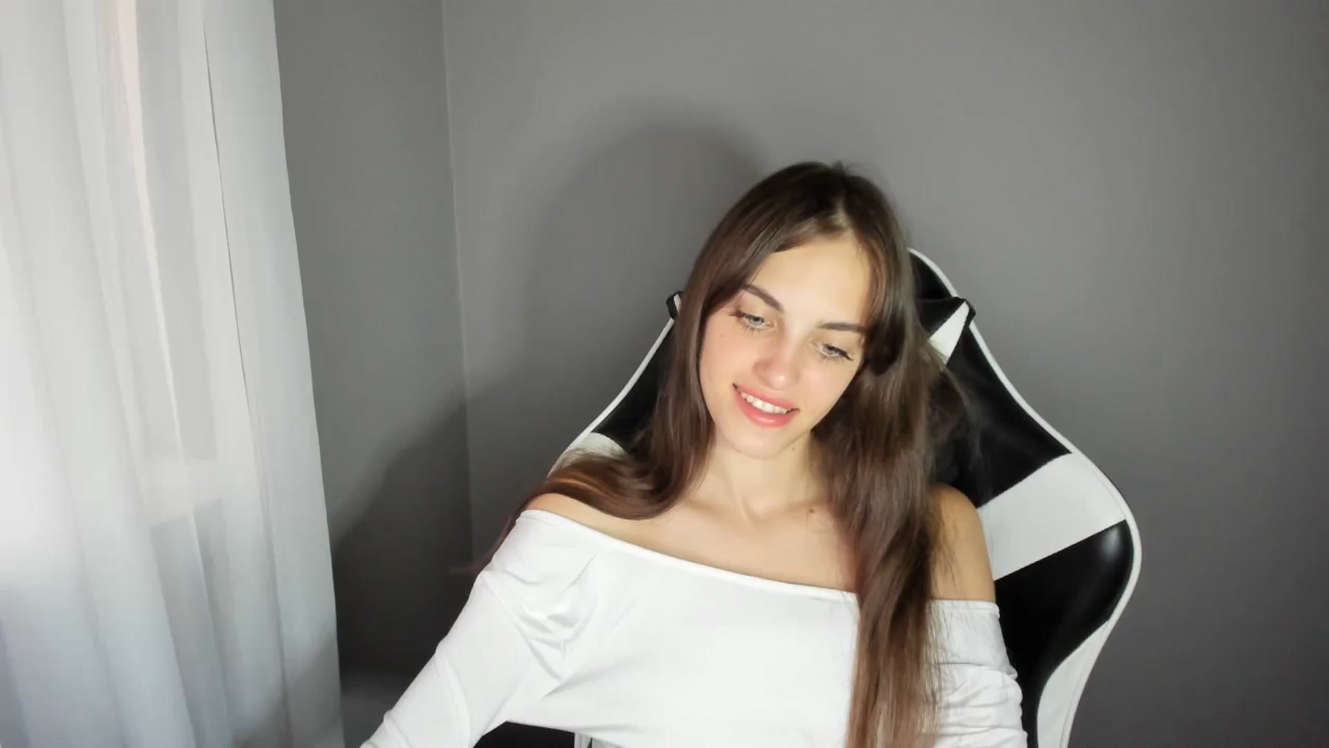 Gallery image thumbnail from Dashamoxy's myfreecams stream on, 08/05/2025, 17:27 image 18 of 20