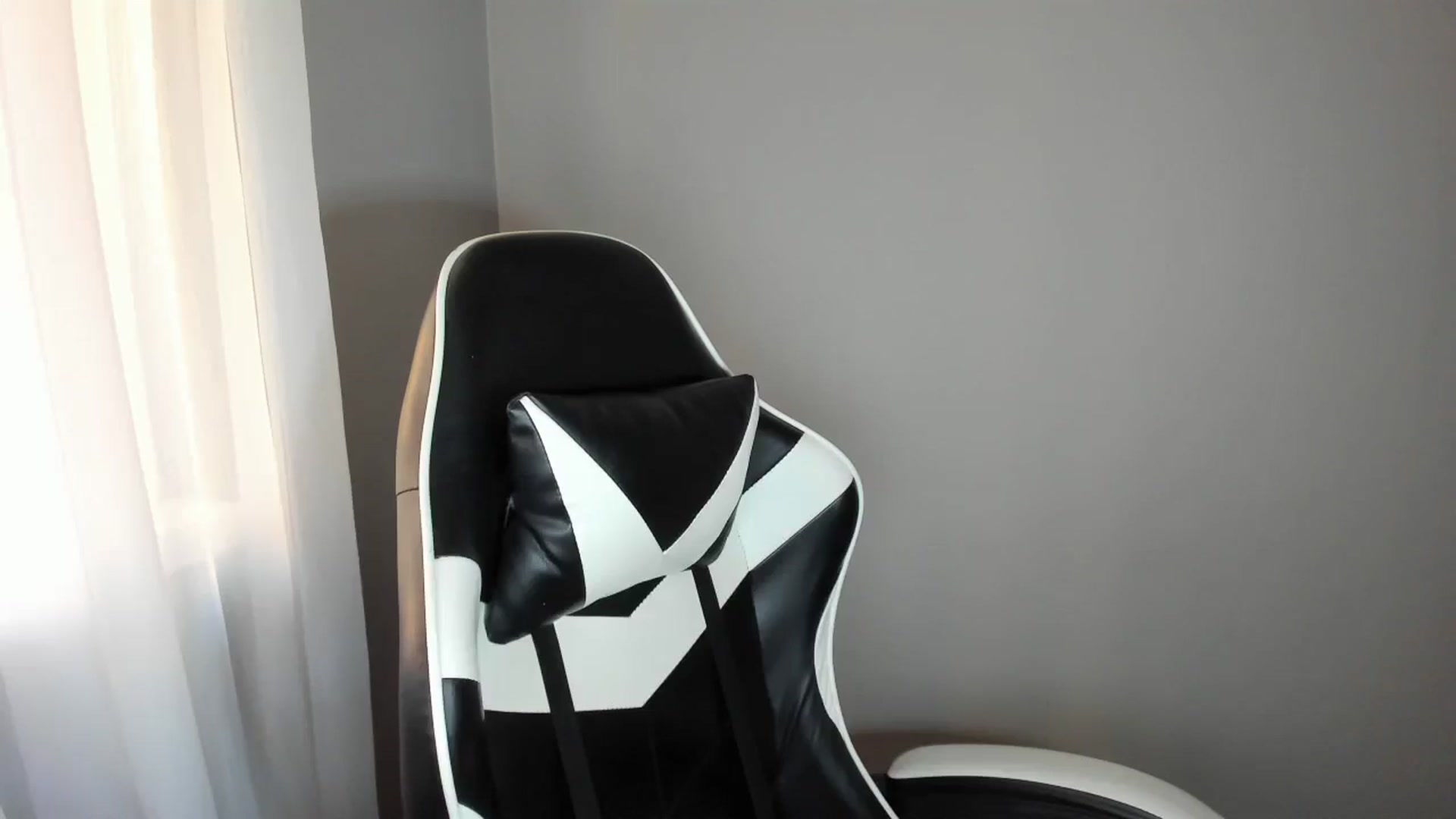 Gallery image thumbnail from Dashamoxy's myfreecams stream on, 08/05/2025, 17:27 image 2 of 20
