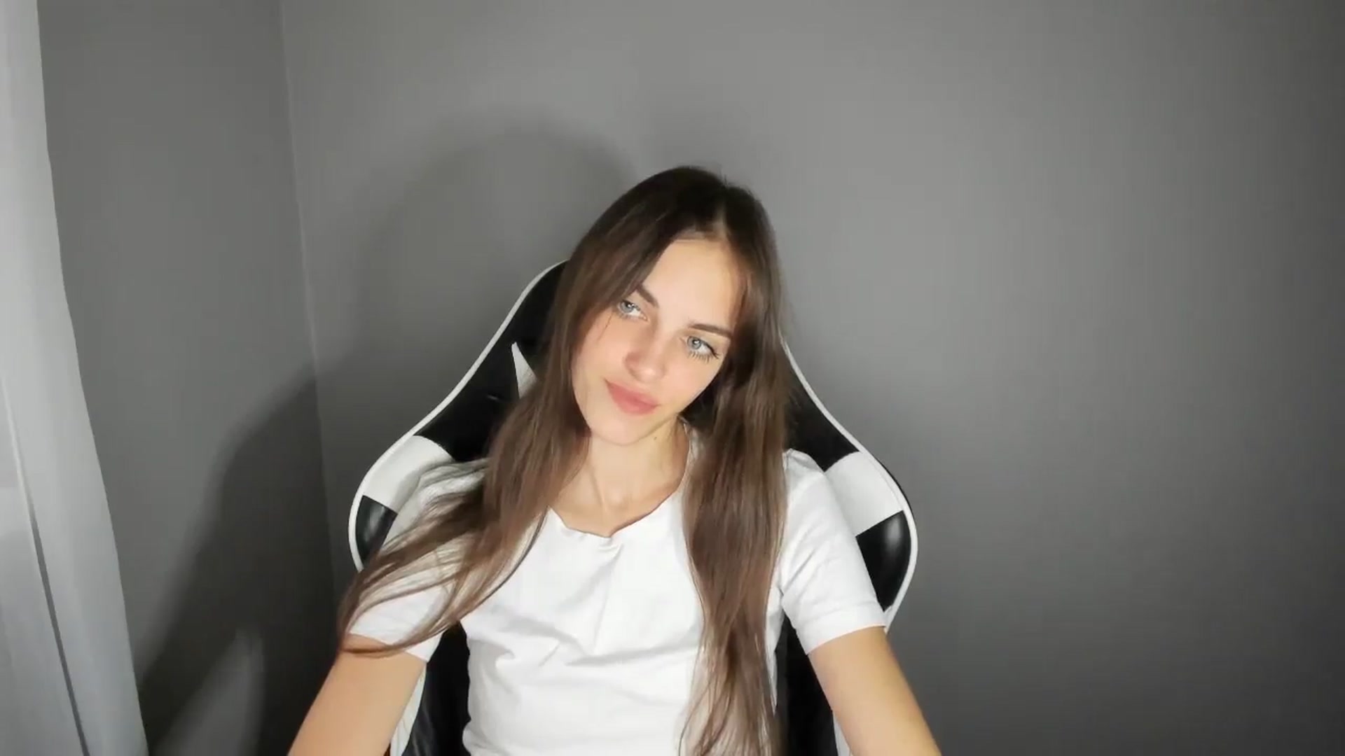 Gallery image thumbnail from Dashamoxy's myfreecams stream on, 08/06/2025, 11:17 image 5 of 20